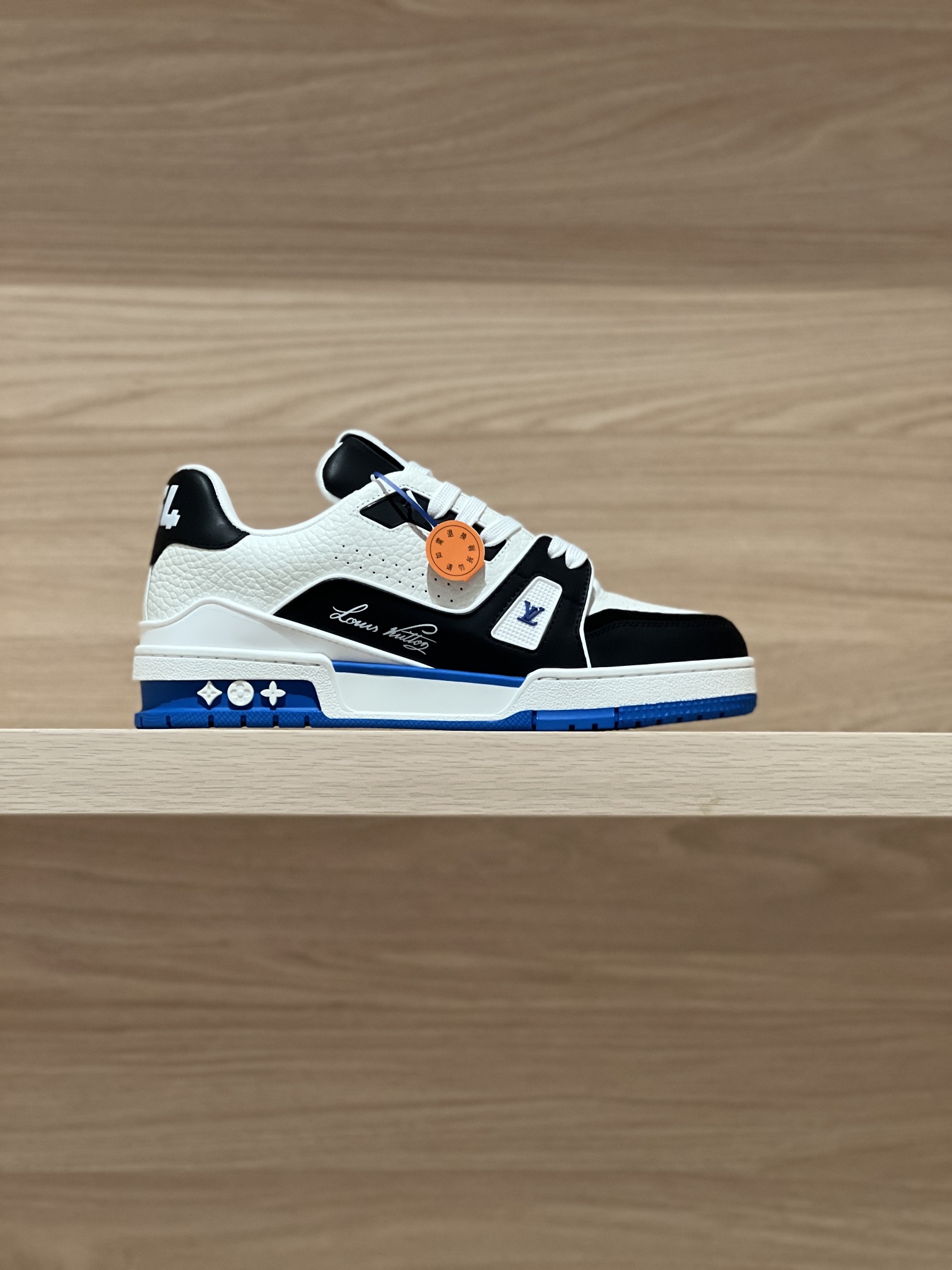 NO:237512,Focus on good quality - top-level production, real blue and black shooting - purchasing agent Trainer 24FW new autumn and winter colors original precise CP!  The shoe shape is infinitely close, and the product is produced in fine craftsmanship. It is as good as ever!  Customized original materials!  Original cowhide fabric, breathable mesh fabric inside, private molded bottom!   Size women 35-40 (40 custom made no return or exchange) Men 38-46 (38/45/46 custom made no return or exchange) Price women men's gift box exquisite packaging matching handbags, casual shoes/sports shoes, sneakers, cowhide19860909专注好品质——顶级出品 蓝黑实拍——代购级Trainer 24FW秋冬新色 原版精准CP！鞋型无限接近,精细工艺出品 一如既往地好货出炉！原版材料定制！面料原版牛皮,内里透气网布,私模大底！  Size女35-40（40定做不退换）  男38-46（38/45/46定做不退换）  Price女款 男款 礼品盒精美包装配套手提袋,休闲鞋/运动鞋,sneakers,cowhide,Women's Shoes