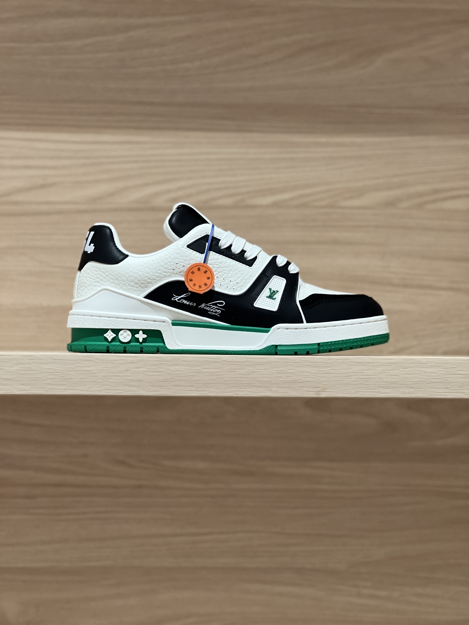 NO:237515,Focus on good quality - top-level production, green and black real shots - purchasing-level Trainer 24FW new autumn and winter colors, original precise CP!  The shoe shape is infinitely close, and the product is produced in fine craftsmanship. It is as good as ever!  Customized original materials!  Original cowhide fabric, breathable mesh fabric inside, private molded bottom!   Size women 35-40 (40 custom made no return or exchange) Men 38-46 (38/45/46 custom made no return or exchange) Price women men's gift box exquisite packaging matching handbags, casual shoes/sports shoes, sneakers, cowhide19860909专注好品质——顶级出品 绿黑实拍——代购级Trainer 24FW秋冬新色 原版精准CP！鞋型无限接近,精细工艺出品 一如既往地好货出炉！原版材料定制！面料原版牛皮,内里透气网布,私模大底！  Size女35-40（40定做不退换）  男38-46（38/45/46定做不退换）  Price女款 男款 礼品盒精美包装配套手提袋,休闲鞋/运动鞋,sneakers,cowhide,Women's Shoes