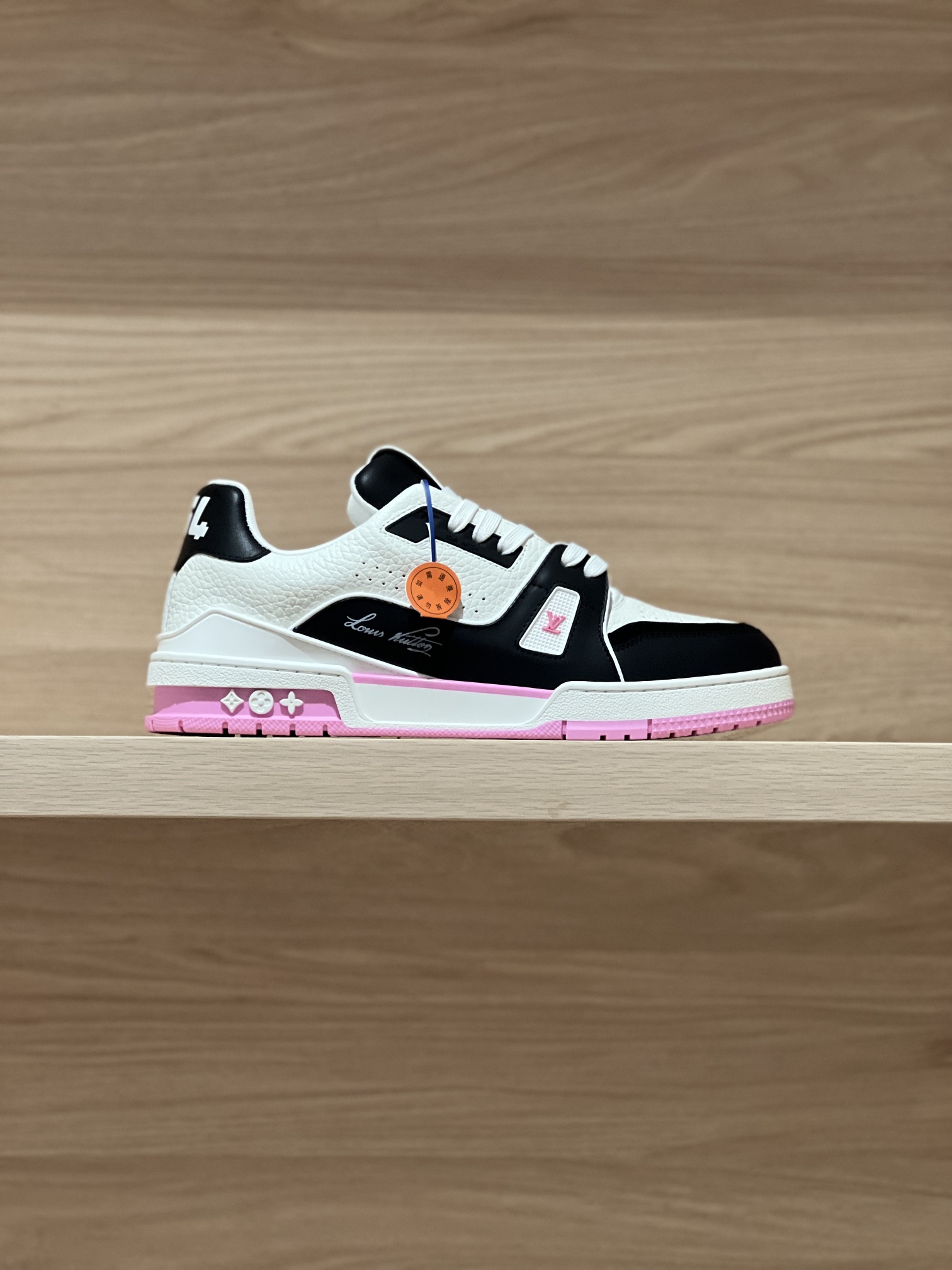 NO:237490,Focus on good quality - top-level production, real shot of pink and black - purchasing-level Trainer 24FW new autumn and winter colors, original precise CP!  The shoe shape is infinitely close, and the product is produced in fine craftsmanship. It is as good as ever!  Customized original materials!  Original cowhide fabric, breathable mesh fabric inside, private molded bottom!   Size women 35-40 (40 custom made no return or exchange) Men 38-46 (38/45/46 custom made no return or exchange) Price women men's gift box exquisite packaging matching handbags, casual shoes/sports shoes, sneakers, cowhide19860909专注好品质——顶级出品 粉黑实拍——代购级Trainer 24FW秋冬新色 原版精准CP！鞋型无限接近,精细工艺出品 一如既往地好货出炉！原版材料定制！面料原版牛皮,内里透气网布,私模大底！  Size女35-40（40定做不退换）  男38-46（38/45/46定做不退换）  Price女款男款 礼品盒精美包装配套手提袋,休闲鞋/运动鞋,sneakers,cowhide,Women's Shoes