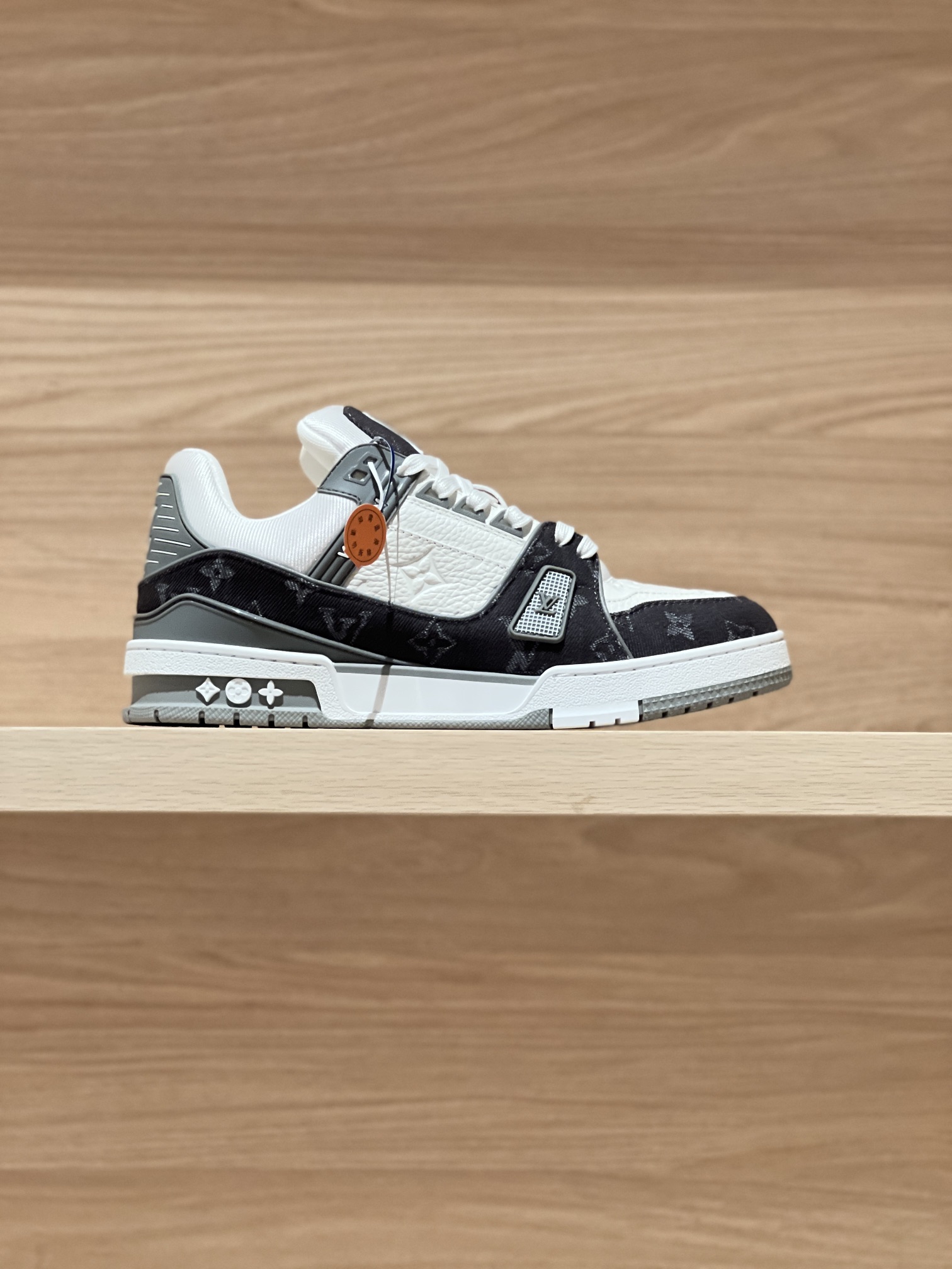 NO:237496,Focus on good quality - top-level gray bull real shot - purchasing agent Trainer 24FW new autumn and winter colors original precise CP!  The shoe shape is infinitely close, and the product is produced in fine craftsmanship. It is as good as ever!  Customized original materials!  Original cowhide fabric, breathable mesh fabric inside, private molded bottom!   Size women 35-40 (40 custom made no return or exchange) Men 38-46 (38/45/46 custom made no return or exchange) Price women men's gift box exquisite packaging matching handbags, casual shoes/sports shoes, sneakers, cowhide19860909专注好品质——顶级出 灰牛实拍——代购级Trainer 24FW秋冬新色 原版精准CP！鞋型无限接近,精细工艺出品 一如既往地好货出炉！原版材料定制！面料原版牛皮,内里透气网布,私模大底！  Size女35-40（40定做不退换）  男38-46（38/45/46定做不退换）  Price女款 男款 礼品盒精美包装配套手提袋,休闲鞋/运动鞋,sneakers,cowhide,Women's Shoes