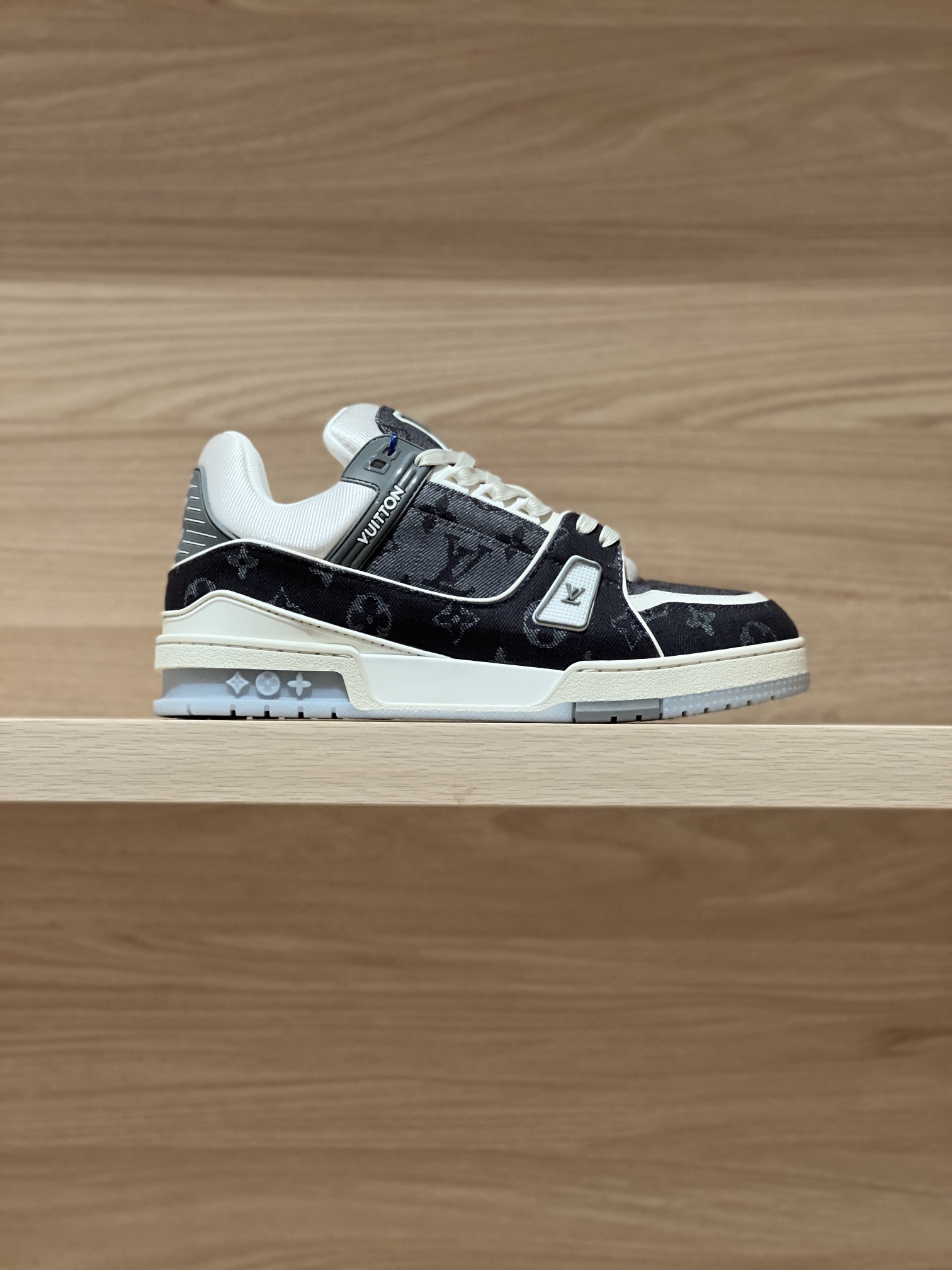 NO:237502,Focus on good quality - top-level production, gray and black color-blocking real shot - purchasing-level Trainer 24FW new autumn and winter colors original precise CP!  The shoe shape is infinitely close, and the product is produced in fine craftsmanship. It is as good as ever!  Customized original materials!  Original cowhide fabric, breathable mesh fabric inside, private molded bottom!   Size women 35-40 (40 custom made no return or exchange) Men 38-46 (38/45/46 custom made no return or exchange) Price women men's gift box exquisite packaging matching handbags, casual shoes/sports shoes, sneakers, cowhide19860909专注好品质——顶级出品 灰黑拼色实拍——代购级Trainer 24FW秋冬新色 原版精准CP！鞋型无限接近,精细工艺出品 一如既往地好货出炉！原版材料定制！面料原版牛皮,内里透气网布,私模大底！  Size女35-40（40定做不退换）  男38-46（38/45/46定做不退换）  Price女款 男款 礼品盒精美包装配套手提袋,休闲鞋/运动鞋,sneakers,cowhide,Women's Shoes