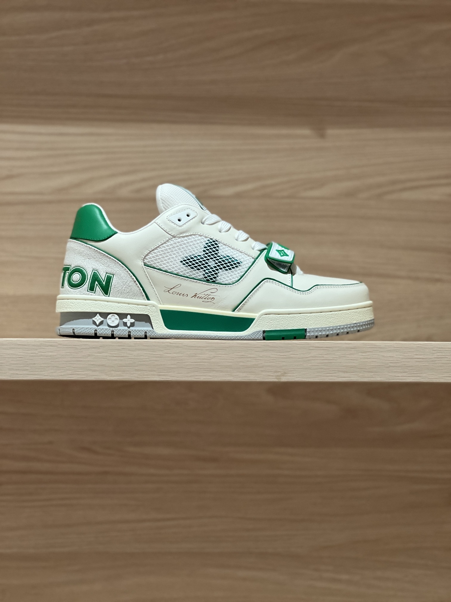 NO:237514,Focus on good quality - top-level production, real white and green photography - v Trainer Magic Button Couple Model, produced by a large Dongguan-style manufacturer!  Unlimited closeness to good goods broadcasts!  Comprehensively upgrade the latest shoe shapes, materials, craftsmanship redevelopment of private models for the cabinet cabinet, pursuing infinite closeness of craftsmanship. The cowhide splicing paired mesh cloth is full of details, inner mesh cloth, original private model TPU bottom!  Visible craft production Size Women 35-40 (40 custom made without return or exchange) Men 38-47 (38/45/46/47 custom made without return or exchange) Price Women 450 Men's 20 Gift box packaging matching, casual shoes/sports shoes, sneakers, cowhide19860909专注好品质——顶级出品 白绿实拍—— v Trainer 魔术扣情侣款 莞式大厂出品！无限接近好货播报！ 全面升级柜柜最新的鞋型,材料,工艺细化,大底重新开发私模,追求无限接近的匠心精神 牛皮拼接对版网布,细节满满到位,内里网布,原版私模TPU大底！肉眼可见的工艺制作 Size 女35-40（40定做不退换）  男38-47（38/45/46/47定做不退换） Price女450 男款20 礼品盒包装配套,休闲鞋/运动鞋,sneakers,cowhide,Women's Shoes