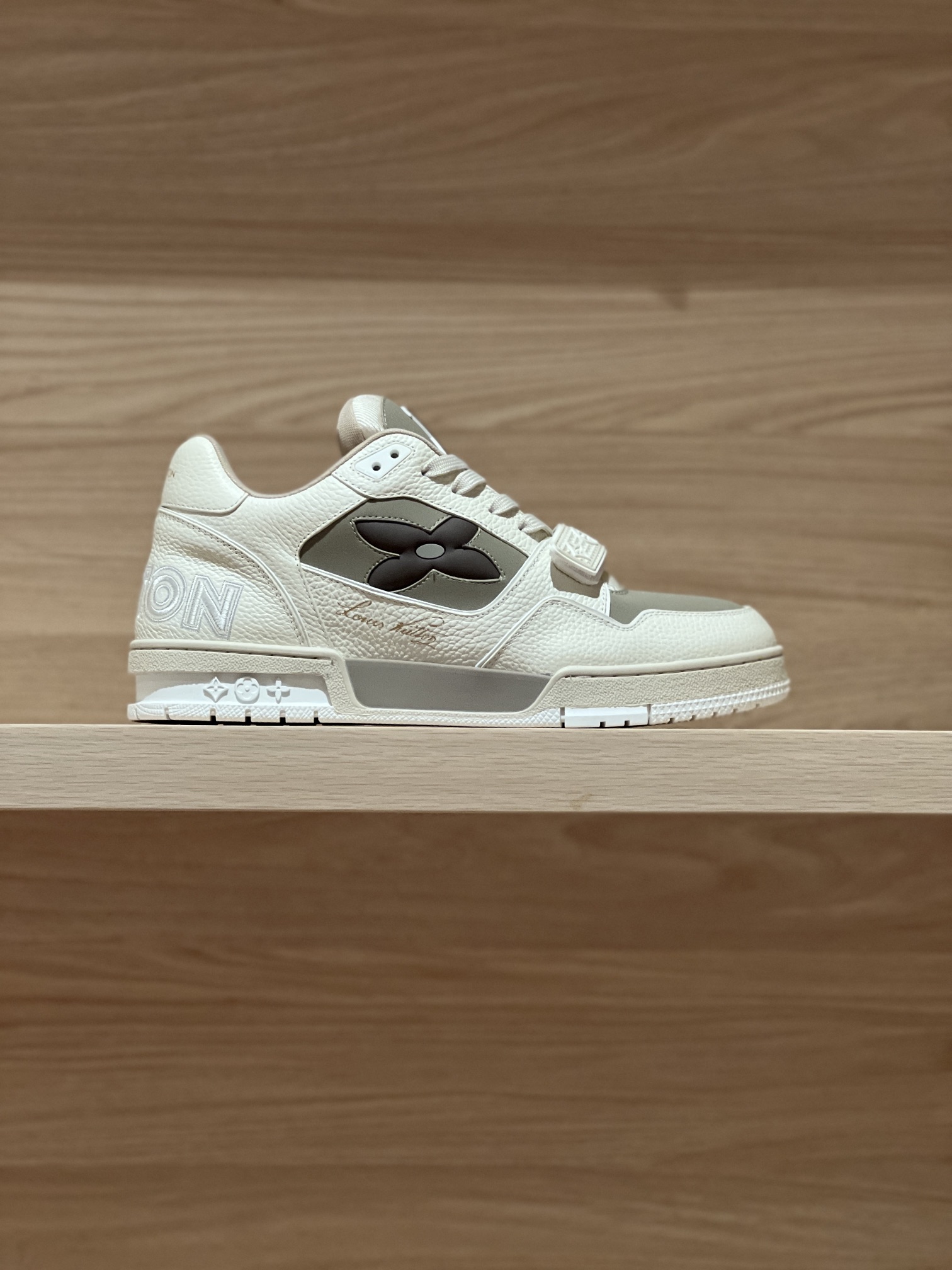 NO:237517,Focus on good quality - top-level production, real shot of four-leaf clover gray-white - v Trainer Magic Button Couple Model, produced by major Dongguan-style manufacturers!  Unlimited closeness to good goods broadcasts!  Comprehensively upgrade the latest shoe shapes, materials, craftsmanship redevelopment of private models for the cabinet cabinet, pursuing infinite closeness of craftsmanship. The cowhide splicing paired mesh cloth is full of details, inner mesh cloth, original private model TPU bottom!  Visible craftsmanship Size Women 35-40 (40 custom made without return or exchange) Men 38-47 (38/45/46/47 custom made without return or exchange) Price Women 450 Men's 10 Gift box packaging matching, casual shoes/sports shoes, sneakers, cowhide19860909专注好品质——顶级出品 四叶草灰白实拍—— v Trainer 魔术扣情侣款 莞式大厂出品！无限接近好货播报！ 全面升级柜柜最新的鞋型,材料,工艺细化,大底重新开发私模,追求无限接近的匠心精神 牛皮拼接对版网布,细节满满到位,内里网布,原版私模TPU大底！肉眼可见的工艺制作 Size 女35-40（40定做不退换）  男38-47（38/45/46/47定做不退换） Price女450 男款10 礼品盒包装配套,休闲鞋/运动鞋,sneakers,cowhide,Women's Shoes