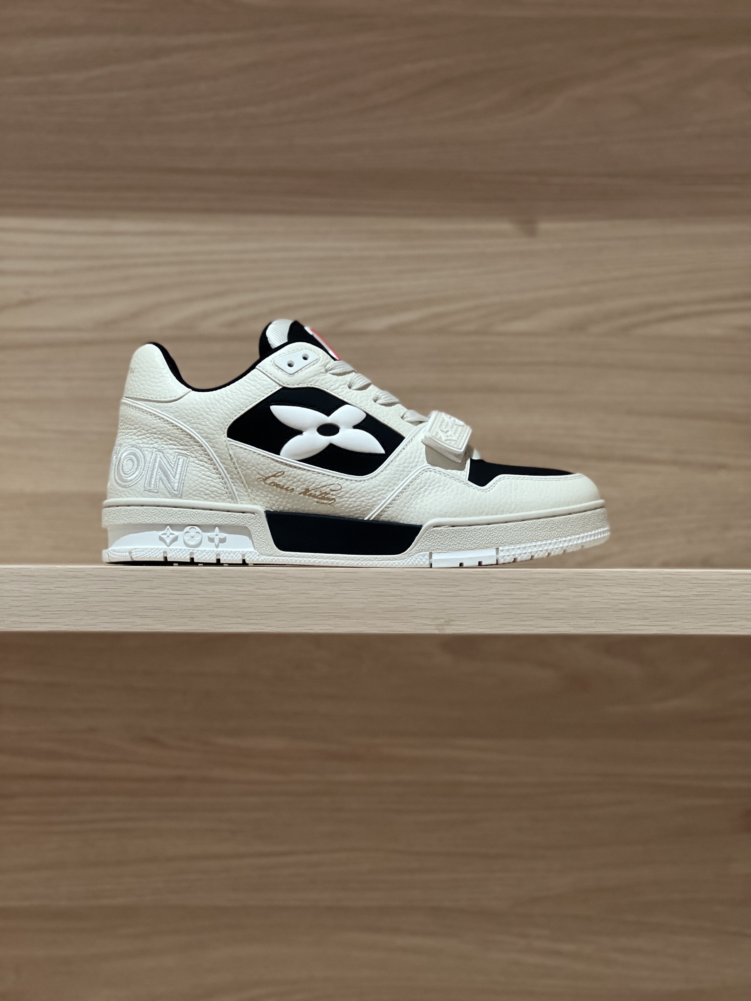 NO:237491,Focus on good quality - top-level production, real shot of four-leaf clover black and white - v Trainer Magic Button Couple Model, produced by major Dongguan-style manufacturers!  Unlimited closeness to good goods broadcasts!  Comprehensively upgrade the latest shoe shapes, materials, craftsmanship redevelopment of private models for the cabinet cabinet, pursuing infinite closeness of craftsmanship. The cowhide splicing paired mesh cloth is full of details, inner mesh cloth, original private model TPU bottom!  Visible craftsmanship Size Women 35-40 (40 custom made without return or exchange) Men 38-47 (38/45/46/47 custom made without return or exchange) Price Women 450 Men's 10 Gift box packaging matching, casual shoes/sports shoes, sneakers, cowhide19860909专注好品质——顶级出品 四叶草黑白实拍—— v Trainer 魔术扣情侣款 莞式大厂出品！无限接近好货播报！ 全面升级柜柜最新的鞋型,材料,工艺细化,大底重新开发私模,追求无限接近的匠心精神 牛皮拼接对版网布,细节满满到位,内里网布,原版私模TPU大底！肉眼可见的工艺制作 Size 女35-40（40定做不退换）  男38-47（38/45/46/47定做不退换） Price女450 男款10 礼品盒包装配套,休闲鞋/运动鞋,sneakers,cowhide,Women's Shoes