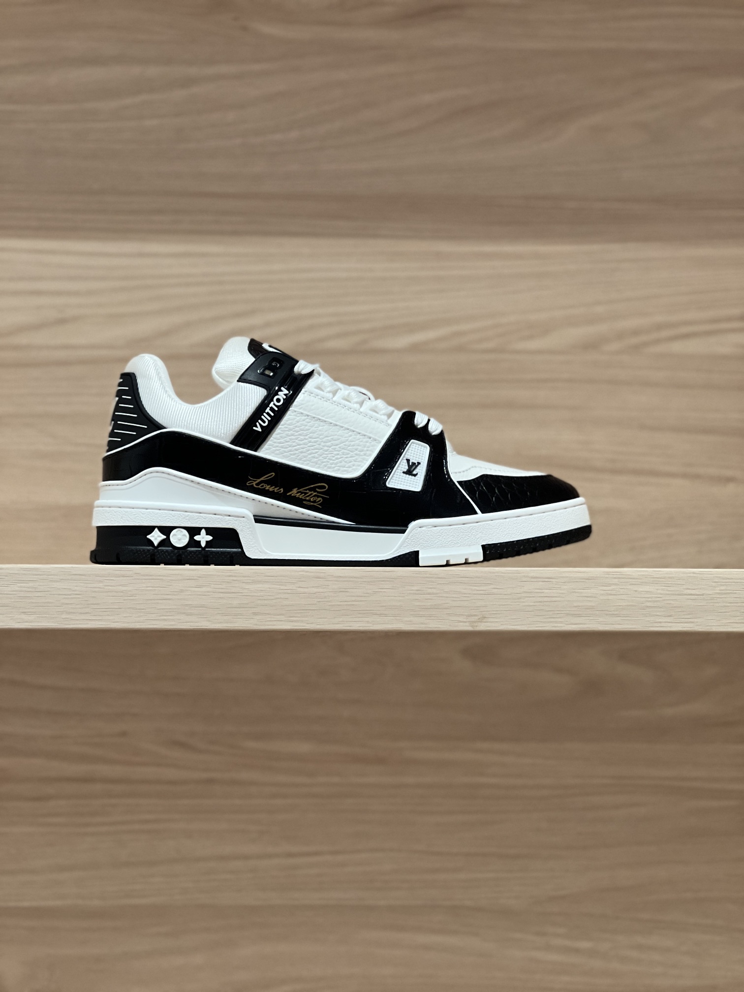 NO:237398,Focus on good quality - top-level production, crocodile pattern black real shot - purchasing agent Trainer 24FW new autumn and winter colors original precise CP!  The shoe shape is infinitely close, and the product is produced in fine craftsmanship. It is as good as ever!  Customized original materials!  Original cowhide fabric, breathable mesh fabric inside, private molded bottom!   Size women 35-40 (40 custom made no return or exchange) Men 38-46 (38/45/46 custom made no return or exchange) Price Women Men 460 Gift box exquisite packaging matching handbag, casual shoes/sports shoes, sneakers, cowhide19860909专注好品质——顶级出品 鳄鱼纹黑色实拍——代购级Trainer 24FW秋冬新色 原版精准CP！鞋型无限接近,精细工艺出品 一如既往地好货出炉！原版材料定制！面料原版牛皮,内里透气网布,私模大底！  Size女35-40（40定做不退换）  男38-46（38/45/46定做不退换）  Price女款 男款460 礼品盒精美包装配套手提袋,休闲鞋/运动鞋,sneakers,cowhide,Women's Shoes