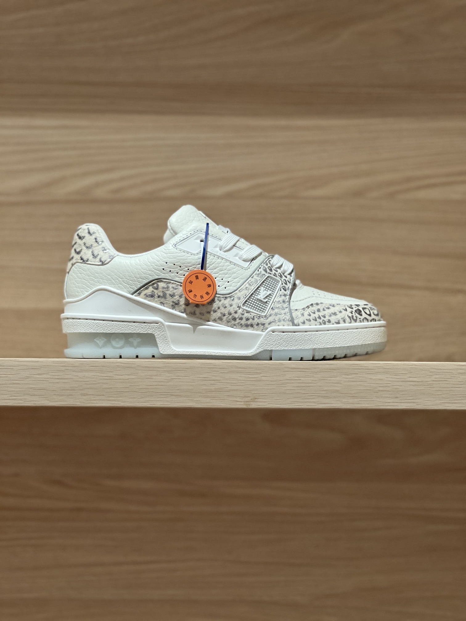 NO:237400,Focus on good quality - top-level production, crocodile pattern flash gray real shot - purchasing agent Trainer 24FW new autumn and winter colors original precise CP!  The shoe shape is infinitely close, and the product is produced in fine craftsmanship. It is as good as ever!  Customized original materials!  Original cowhide fabric, breathable mesh fabric inside, private molded bottom!   Size women 35-40 (40 custom made no return or exchange) Men 38-46 (38/45/46 custom made no return or exchange) Price Women Men 460 Gift box exquisite packaging matching handbag, casual shoes/sports shoes, sneakers, cowhide19860909专注好品质——顶级出品 鳄鱼纹闪灰实拍——代购级Trainer 24FW秋冬新色 原版精准CP！鞋型无限接近,精细工艺出品 一如既往地好货出炉！原版材料定制！面料原版牛皮,内里透气网布,私模大底！  Size女35-40（40定做不退换）  男38-46（38/45/46定做不退换）  Price女款 男款460 礼品盒精美包装配套手提袋,休闲鞋/运动鞋,sneakers,cowhide,Women's Shoes