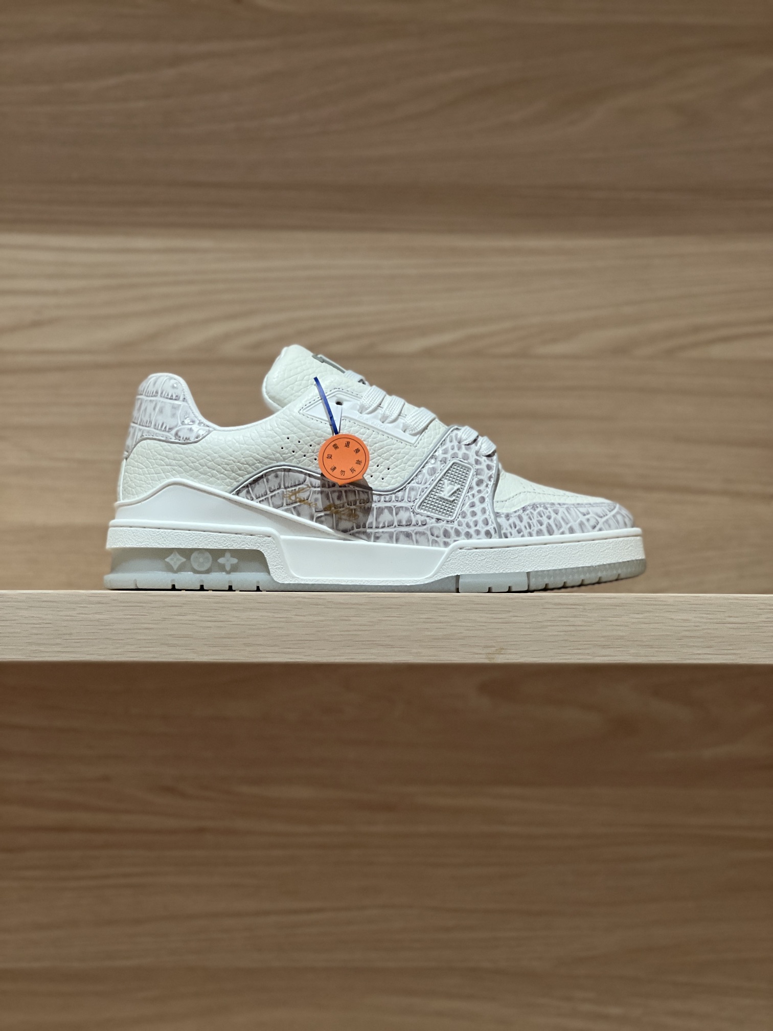 NO:237403,Focus on good quality - top-level production, crocodile pattern Xiyarama real shot - purchasing agent Trainer 24FW new autumn and winter colors, original precise CP!  The shoe shape is infinitely close, and the product is produced in fine craftsmanship. It is as good as ever!  Customized original materials!  Original cowhide fabric, breathable mesh fabric inside, private molded bottom!   Size women 35-40 (40 custom made no return or exchange) Men 38-46 (38/45/46 custom made no return or exchange) Price Women Men 460 Gift box exquisite packaging matching handbag, casual shoes/sports shoes, sneakers, cowhide19860909专注好品质——顶级出品 鳄鱼纹喜雅拉马实拍——代购级Trainer 24FW秋冬新色 原版精准CP！鞋型无限接近,精细工艺出品 一如既往地好货出炉！原版材料定制！面料原版牛皮,内里透气网布,私模大底！  Size女35-40（40定做不退换）  男38-46（38/45/46定做不退换）  Price女款 男款460 礼品盒精美包装配套手提袋,休闲鞋/运动鞋,sneakers,cowhide,Women's Shoes