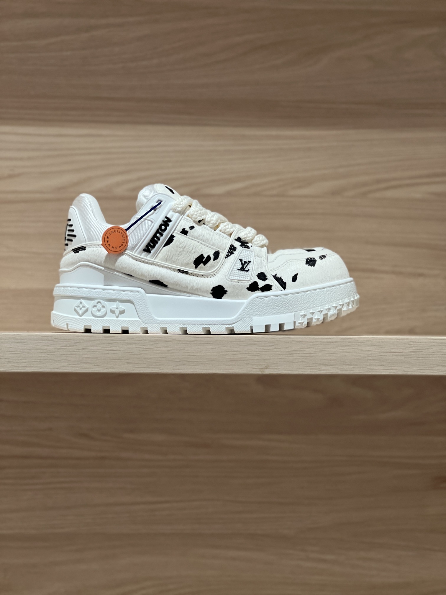 NO:408314,Focus on good quality - top-level production, spotted horse real shot - L* Trainer maxi Paris catwalk model Fat Ding couple model Original precision CP!  The style is infinitely close, shipped by large manufacturers. The cute and chubby design, the matching of different letters, regains the fun of childhood. The slightly bloated and cute shoe shape is very fashionable. The fabric is cowhide, imported high-density mesh fabric inside, and the original private model TPU large sole!  Each needle and one thread are finely crafted!  Size Women's 35-40 (40 custom made no return or exchange) Men's 38-45 (38/45 custom made no return or exchange) Price Men's chessboard airplane box matching, casual shoes/sports shoes, sneakers, cowhide19860909专注好品质——顶级出品 斑点马实拍——L* Trainer maxi 巴黎走秀款胖丁情侣款 原版精准CP！版型无限接近,大厂出货 萌萌哒胖嘟嘟的设计,不同字母搭配,重拾玩味十足的童年乐趣,略显臃肿带点萌状的鞋型很是时尚 面料牛皮,内里进口高密度网布,原版私模TPU大底！一针一线做工精细到位！ Size 女35-40（40定做不退换）  男38-45（38/45定做不退换） Price 男款 棋盘格飞机盒配套,休闲鞋/运动鞋,sneakers,cowhide,Women's Shoes