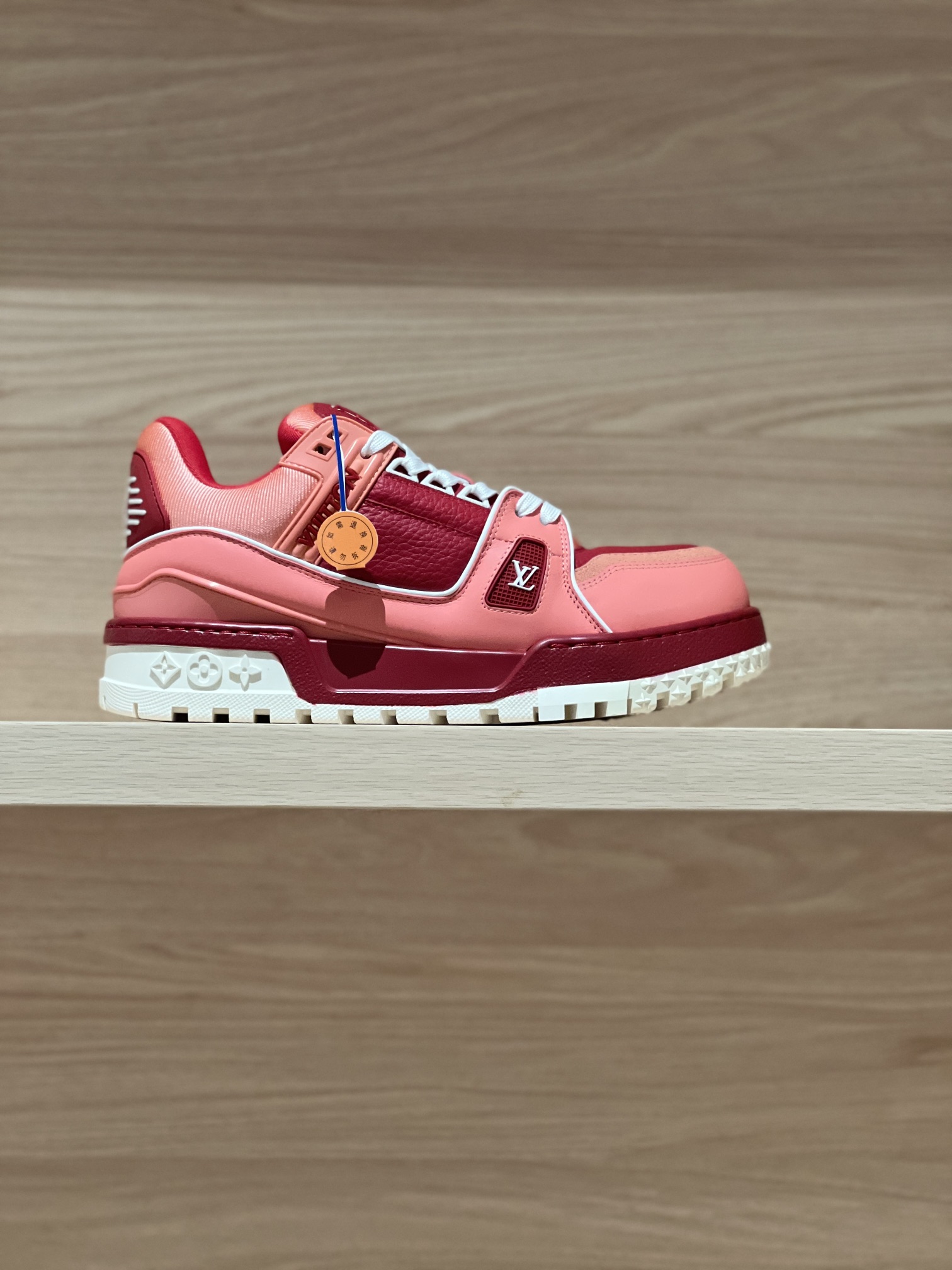 NO:408328,Focus on good quality - top-level production, real shot of rose red - L* Trainer maxi Paris catwalk model Fat Ding couple model Original precision CP!  The style is infinitely close, shipped by large manufacturers. The cute and chubby design, the matching of different letters, regains the fun of childhood. The slightly bloated and cute shoe shape is very fashionable. The fabric is cowhide, imported high-density mesh fabric inside, and the original private model TPU large sole!  Each needle and one thread are finely crafted!  Size Women's 35-40 (40 custom made no return or exchange) Men's 38-45 (38/45 custom made no return or exchange) Price Men's chessboard airplane box matching, casual shoes/sports shoes, sneakers, cowhide19860909专注好品质——顶级出品 玫红实拍——L* Trainer maxi 巴黎走秀款胖丁情侣款 原版精准CP！版型无限接近,大厂出货 萌萌哒胖嘟嘟的设计,不同字母搭配,重拾玩味十足的童年乐趣,略显臃肿带点萌状的鞋型很是时尚 面料牛皮,内里进口高密度网布,原版私模TPU大底！一针一线做工精细到位！ Size 女35-40（40定做不退换）  男38-45（38/45定做不退换） Price 男款 棋盘格飞机盒配套,休闲鞋/运动鞋,sneakers,cowhide,Women's Shoes