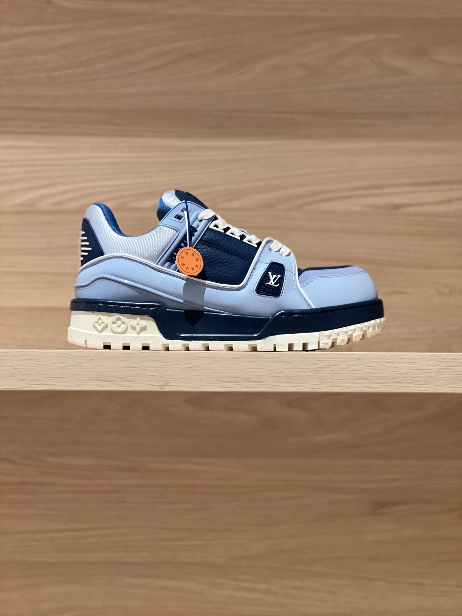 NO:408331,Focus on good quality - top-level production, blue real shot - L* Trainer maxi Paris catwalk model Fat Ding couple model Original precision CP!  The style is infinitely close, shipped by large manufacturers. The cute and chubby design, the matching of different letters, regains the fun of childhood. The slightly bloated and cute shoe shape is very fashionable. The fabric is cowhide, imported high-density mesh fabric inside, and the original private model TPU large sole!  Each needle and one thread are finely crafted!  Size Women's 35-40 (40 custom made no return or exchange) Men's 38-45 (38/45 custom made no return or exchange) Price Men's chessboard airplane box matching, casual shoes/sports shoes, sneakers, cowhide19860909专注好品质——顶级出品 蓝色实拍——L* Trainer maxi 巴黎走秀款胖丁情侣款 原版精准CP！版型无限接近,大厂出货 萌萌哒胖嘟嘟的设计,不同字母搭配,重拾玩味十足的童年乐趣,略显臃肿带点萌状的鞋型很是时尚 面料牛皮,内里进口高密度网布,原版私模TPU大底！一针一线做工精细到位！ Size 女35-40（40定做不退换）  男38-45（38/45定做不退换） Price 男款 棋盘格飞机盒配套,休闲鞋/运动鞋,sneakers,cowhide,Women's Shoes