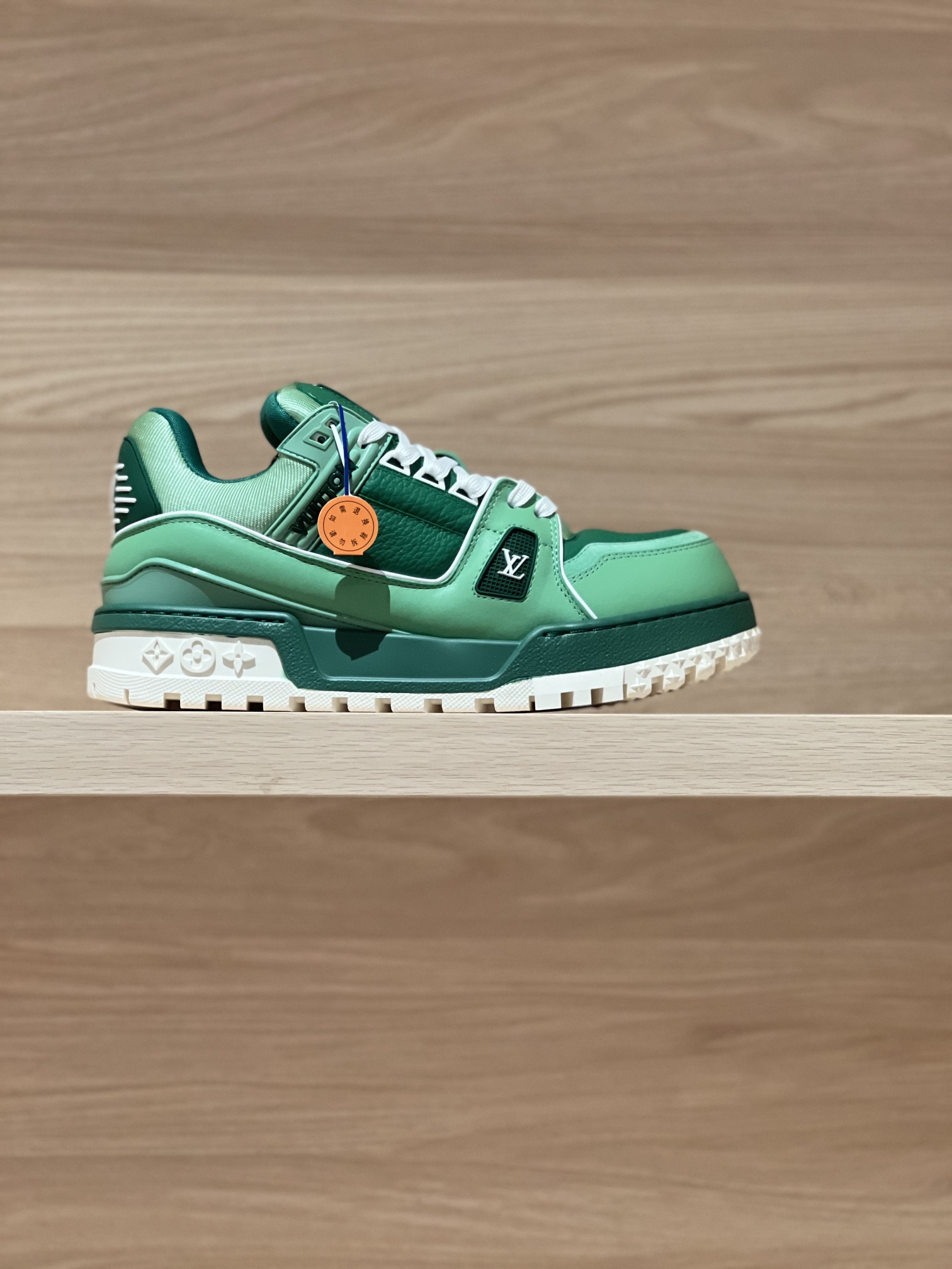 NO:408334,Focus on good quality - top-level production, green real shots - L* Trainer maxi Paris catwalk model Fat Ding couple model Original precision CP!  The style is infinitely close, shipped by large manufacturers. The cute and chubby design, the matching of different letters, regains the fun of childhood. The slightly bloated and cute shoe shape is very fashionable. The fabric is cowhide, imported high-density mesh fabric inside, and the original private model TPU large sole!  Each needle and one thread are finely crafted!  Size Women's 35-40 (40 custom made no return or exchange) Men's 38-45 (38/45 custom made no return or exchange) Price Men's chessboard airplane box matching, casual shoes/sports shoes, sneakers, cowhide19860909专注好品质——顶级出品 绿色实拍——L* Trainer maxi 巴黎走秀款胖丁情侣款 原版精准CP！版型无限接近,大厂出货 萌萌哒胖嘟嘟的设计,不同字母搭配,重拾玩味十足的童年乐趣,略显臃肿带点萌状的鞋型很是时尚 面料牛皮,内里进口高密度网布,原版私模TPU大底！一针一线做工精细到位！ Size 女35-40（40定做不退换）  男38-45（38/45定做不退换） Price 男款 棋盘格飞机盒配套,休闲鞋/运动鞋,sneakers,cowhide,Women's Shoes