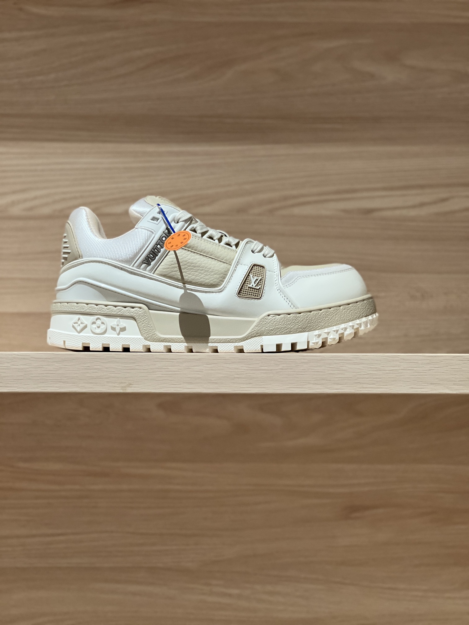 NO:408337,Focus on good quality - top-level production, beige real shot - L* Trainer maxi Paris catwalk model Fat Ding couple model Original precision CP!  The style is infinitely close, shipped by large manufacturers. The cute and chubby design, the matching of different letters, regains the fun of childhood. The slightly bloated and cute shoe shape is very fashionable. The fabric is cowhide, imported high-density mesh fabric inside, and the original private model TPU large sole!  Each needle and one thread are finely crafted!  Size Women's 35-40 (40 custom made no return or exchange) Men's 38-45 (38/45 custom made no return or exchange) Price Men's chessboard airplane box matching, casual shoes/sports shoes, sneakers, cowhide19860909专注好品质——顶级出品 米色实拍——L* Trainer maxi 巴黎走秀款胖丁情侣款 原版精准CP！版型无限接近,大厂出货 萌萌哒胖嘟嘟的设计,不同字母搭配,重拾玩味十足的童年乐趣,略显臃肿带点萌状的鞋型很是时尚 面料牛皮,内里进口高密度网布,原版私模TPU大底！一针一线做工精细到位！ Size 女35-40（40定做不退换）  男38-45（38/45定做不退换） Price 男款 棋盘格飞机盒配套,休闲鞋/运动鞋,sneakers,cowhide,Women's Shoes