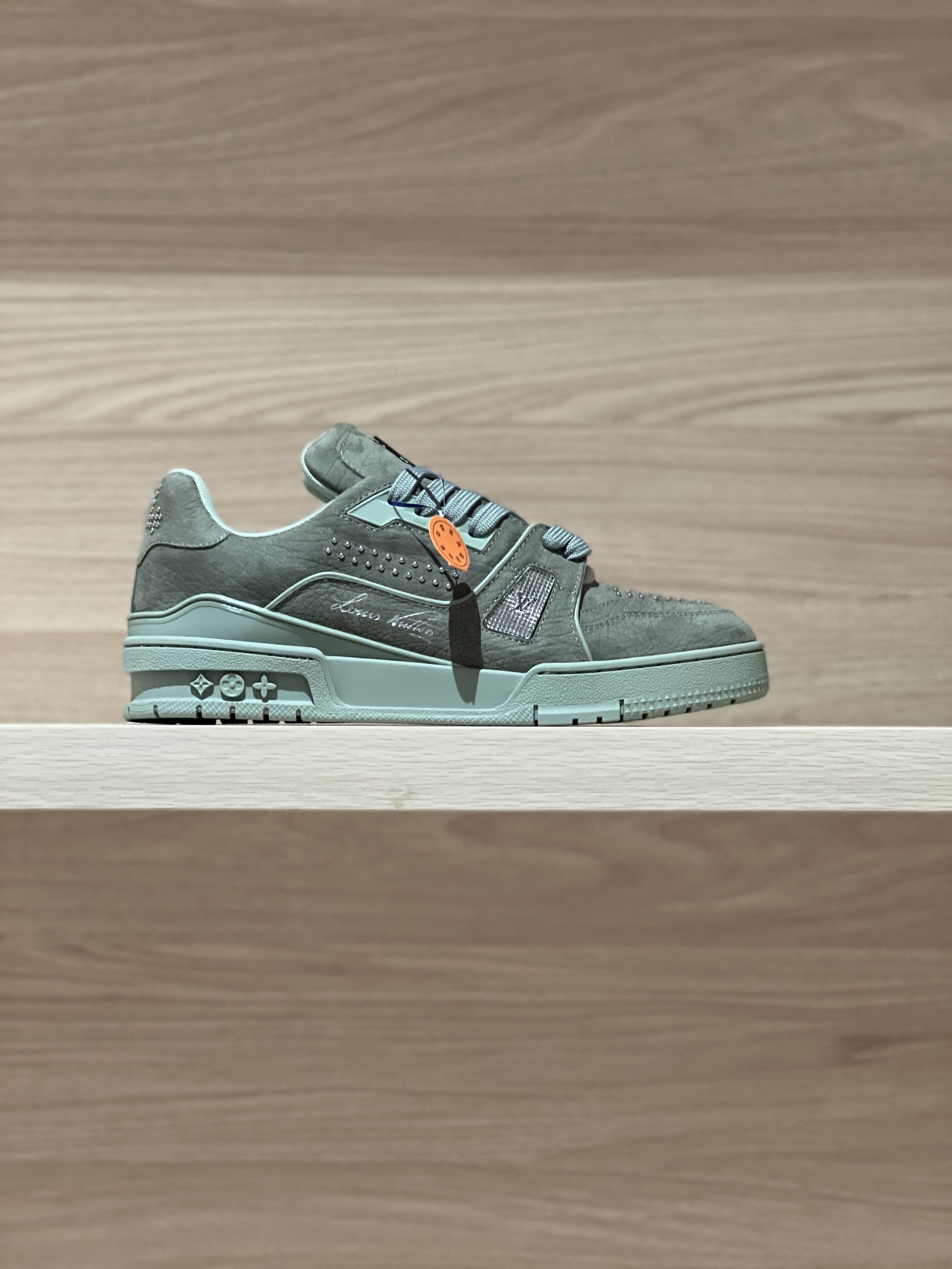 NO:237425,Focus on good quality - top-level production, real shot of Liuding gray and green - purchasing-level Trainer 24FW new autumn and winter colors, original precise CP!  The shoe shape is infinitely close, and the product is produced in fine craftsmanship. It is as good as ever!  Customized original materials!  Original fabric lychee pattern cowhide, original inner breathable mesh fabric, original customized private mold outsole TPU outsole Size women 35-40 (40 custom made no return or exchange) Men 38-46 (38/45/46 custom made no return or exchange) Price women Men 460 Gift box exquisite packaging matching handbag, casual shoes/sports shoes, sneakers, cowhide19860909专注好品质——顶级出品 柳钉灰绿实拍——代购级Trainer 24FW秋冬新色 原版精准CP！鞋型无限接近,精细工艺出品 一如既往地好货出炉！原版材料定制！面料原版荔枝纹牛皮,内里原版透气网布,原版定制私模大底TPU大底  Size女35-40（40定做不退换）  男38-46（38/45/46定做不退换）  Price女 男460 礼品盒精美包装配套手提袋,休闲鞋/运动鞋,sneakers,cowhide,Women's Shoes