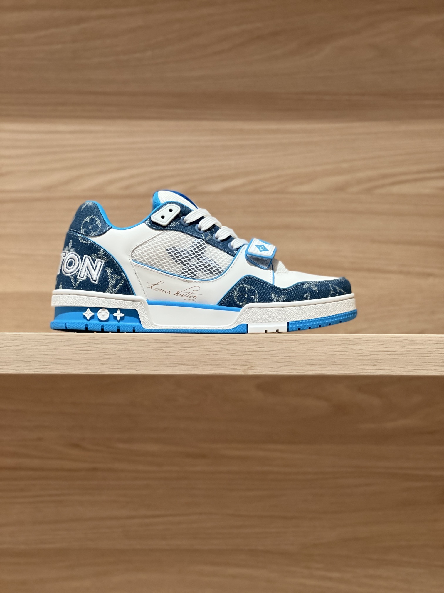 NO:237424,Focus on good quality - top-level production, real shot of denim blue - v Trainer Magic Button Couple Model, produced by major Dongguan-style manufacturers!  Unlimited closeness to good goods broadcasts!  Comprehensively upgrade the latest shoe shapes, materials, craftsmanship redevelopment of private models for the cabinet cabinet, pursuing infinite closeness of craftsmanship. The cowhide splicing paired mesh cloth is full of details, inner mesh cloth, original private model TPU bottom!  Visible craftsmanship Size Women 35-40 (40 custom made without return or exchange) Men 38-47 (38/45/46/47 custom made without return or exchange) Price Women 450 Men's 10 Gift box packaging matching, casual shoes/sports shoes, sneakers, cowhide19860909专注好品质——顶级出品 牛仔蓝实拍—— v Trainer 魔术扣情侣款 莞式大厂出品！无限接近好货播报！ 全面升级柜柜最新的鞋型,材料,工艺细化,大底重新开发私模,追求无限接近的匠心精神 牛皮拼接对版网布,细节满满到位,内里网布,原版私模TPU大底！肉眼可见的工艺制作 Size 女35-40（40定做不退换）  男38-47（38/45/46/47定做不退换） Price女450 男款10 礼品盒包装配套,休闲鞋/运动鞋,sneakers,cowhide,Women's Shoes