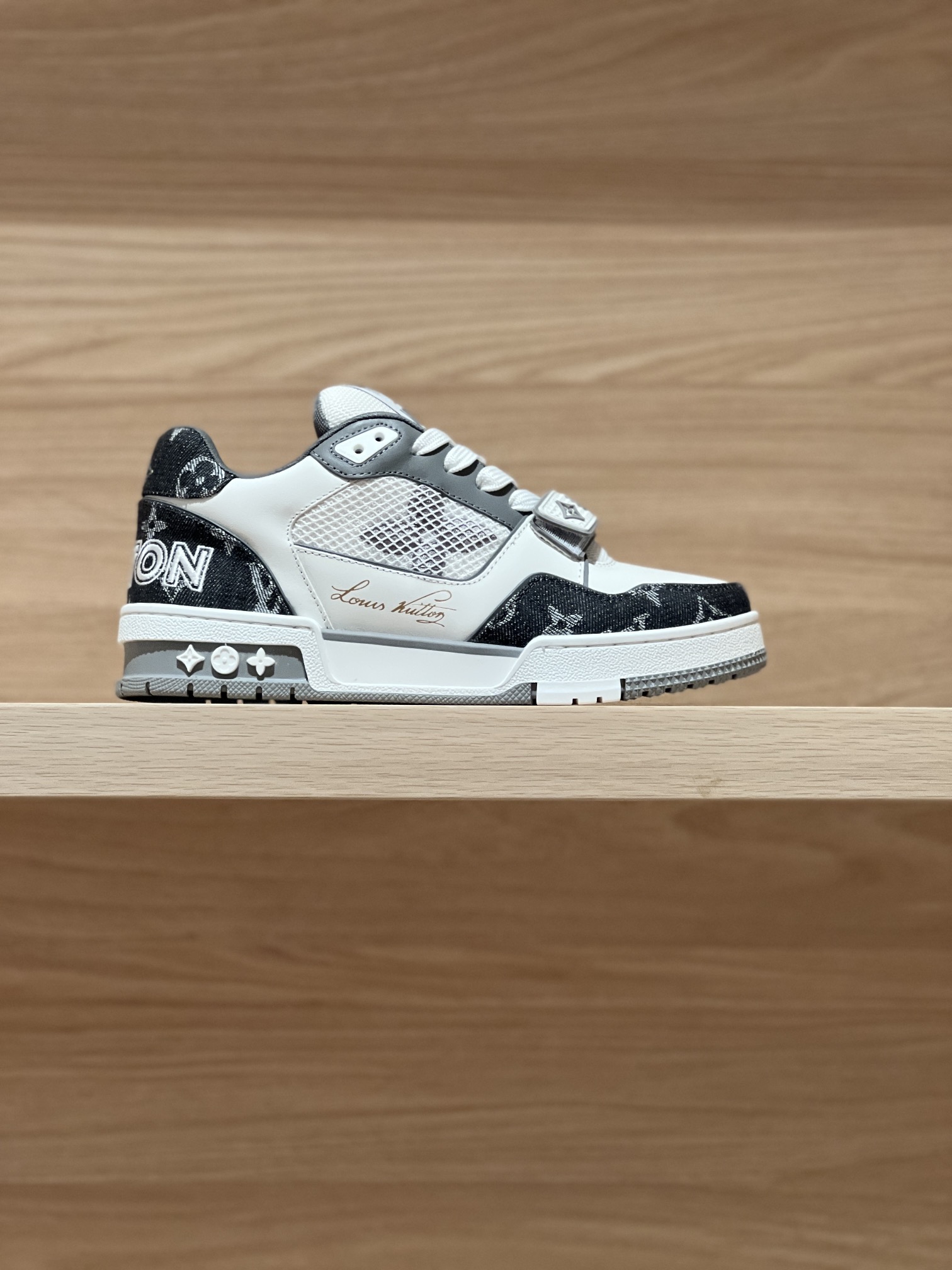 NO:237428,Focus on good quality - top-level production, real-life photography of denim gray - v Trainer Magic Button Couple Model, produced by major Dongguan-style manufacturers!  Unlimited closeness to good goods broadcasts!  Comprehensively upgrade the latest shoe shapes, materials, craftsmanship redevelopment of private models for the cabinet cabinet, pursuing infinite closeness of craftsmanship. The cowhide splicing paired mesh cloth is full of details, inner mesh cloth, original private model TPU bottom!  Visible craftsmanship Size Women 35-40 (40 custom made without return or exchange) Men 38-47 (38/45/46/47 custom made without return or exchange) Price Women 450 Men 10 Gift box packaging matching, casual shoes/sports shoes, sneakers, cowhide19860909专注好品质——顶级出品 牛仔灰实拍—— v Trainer 魔术扣情侣款 莞式大厂出品！无限接近好货播报！ 全面升级柜柜最新的鞋型,材料,工艺细化,大底重新开发私模,追求无限接近的匠心精神 牛皮拼接对版网布,细节满满到位,内里网布,原版私模TPU大底！肉眼可见的工艺制作 Size 女35-40（40定做不退换）  男38-47（38/45/46/47定做不退换） Price女款450 男款10 礼品盒包装配套,休闲鞋/运动鞋,sneakers,cowhide,Women's Shoes