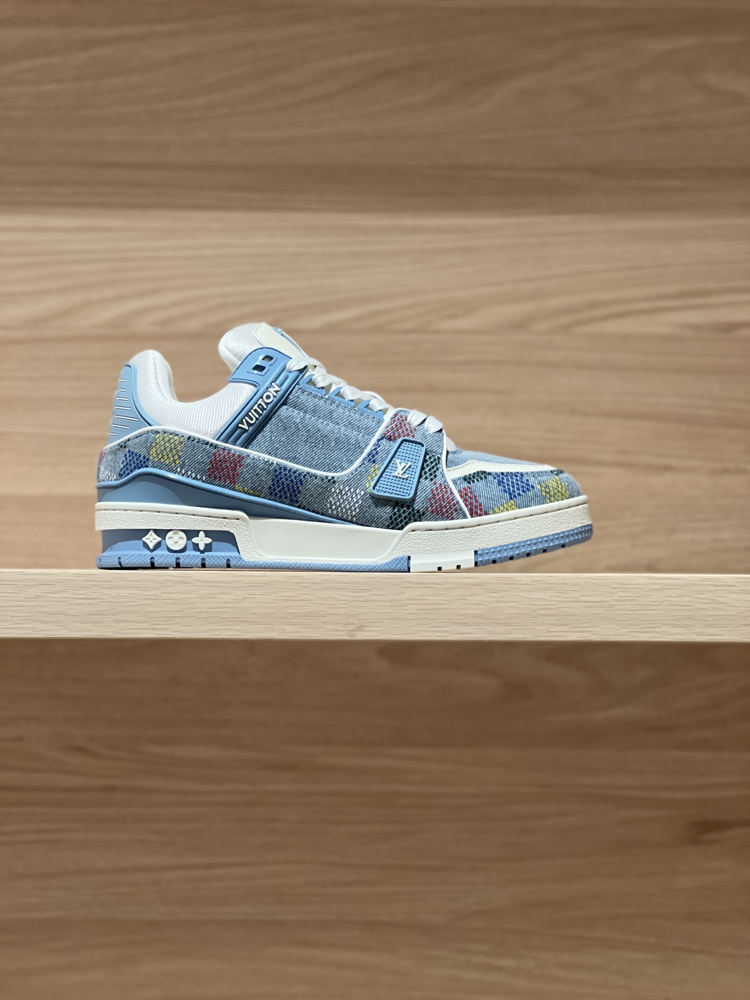 NO:237433,Focus on good quality - top-level production, real shot of gradient chessboard blue - purchasing agent Trainer 25FW new autumn and winter colors original precise CP!  The shoe shape is infinitely close, and the product is produced in fine craftsmanship. It is as good as ever!  Customized original materials!  Original fabric lychee pattern cowhide, original inner breathable mesh fabric, original customized private mold outsole TPU outsole Size women 35-40 (40 custom made no return or exchange) Men 38-46 (38/45/46 custom made no return or exchange) Price women Men 460 Gift box exquisite packaging matching handbag, casual shoes/sports shoes, sneakers, cowhide19860909专注好品质——顶级出品 渐变棋盘格蓝实拍——代购级Trainer 25FW秋冬新色 原版精准CP！鞋型无限接近,精细工艺出品 一如既往地好货出炉！原版材料定制！面料原版荔枝纹牛皮,内里原版透气网布,原版定制私模大底TPU大底  Size女35-40（40定做不退换）  男38-46（38/45/46定做不退换）  Price女 男460 礼品盒精美包装配套手提袋,休闲鞋/运动鞋,sneakers,cowhide,Women's Shoes