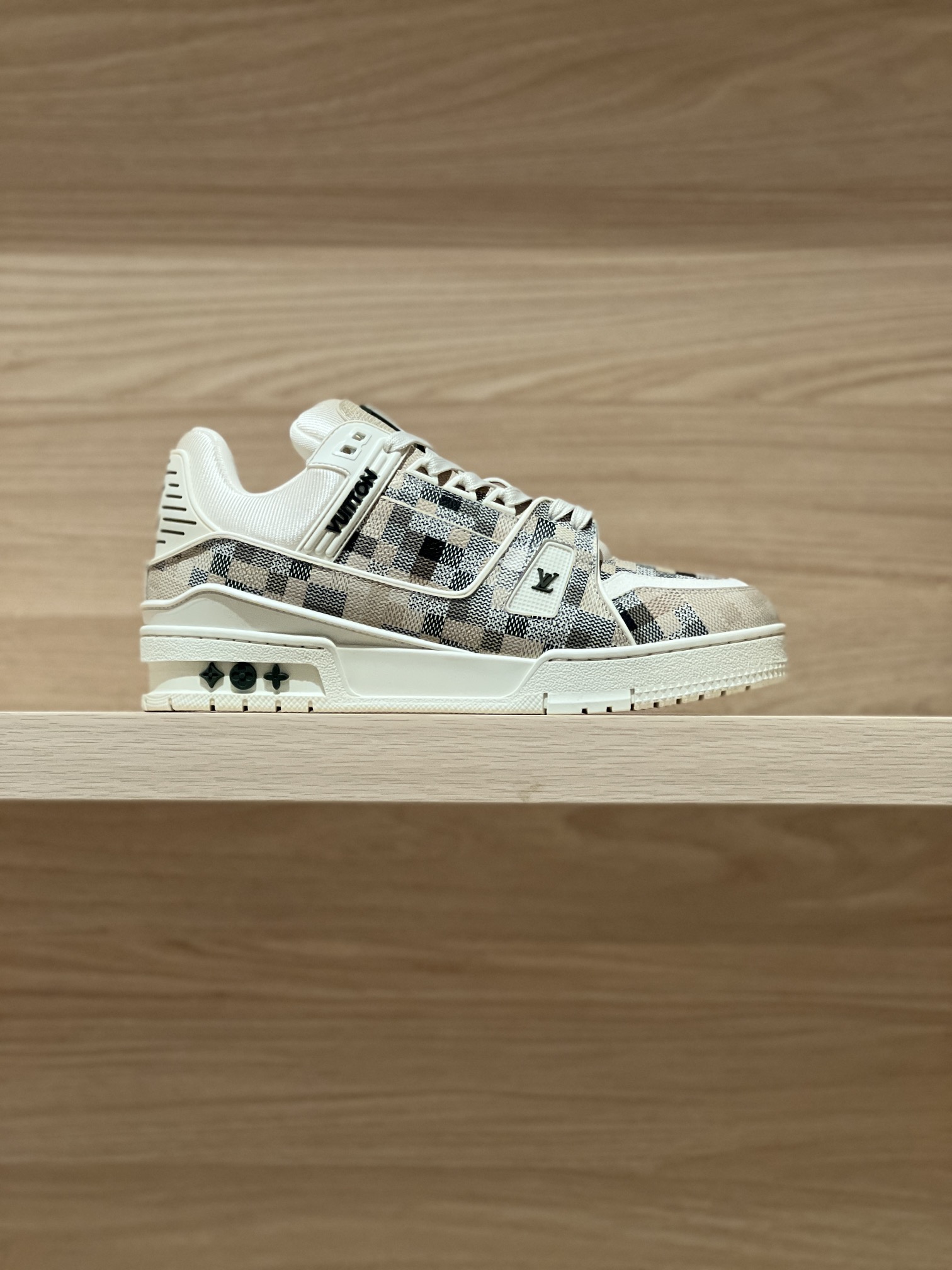 NO:237435,Focus on good quality - top-level production, gradient chessboard grid apricot real shot - purchasing agent Trainer 25FW new autumn and winter colors original precise CP!  The shoe shape is infinitely close, and the product is produced in fine craftsmanship. It is as good as ever!  Customized original materials!  Original fabric lychee pattern cowhide, original inner breathable mesh fabric, original customized private mold outsole TPU outsole Size women 35-40 (40 custom made no return or exchange) Men 38-46 (38/45/46 custom made no return or exchange) Price women Men 460 Gift box exquisite packaging matching handbag, casual shoes/sports shoes, sneakers, cowhide19860909专注好品质——顶级出品 渐变棋盘格杏实拍——代购级Trainer 25FW秋冬新色 原版精准CP！鞋型无限接近,精细工艺出品 一如既往地好货出炉！原版材料定制！面料原版荔枝纹牛皮,内里原版透气网布,原版定制私模大底TPU大底  Size女35-40（40定做不退换）  男38-46（38/45/46定做不退换）  Price女 男460 礼品盒精美包装配套手提袋,休闲鞋/运动鞋,sneakers,cowhide,Women's Shoes