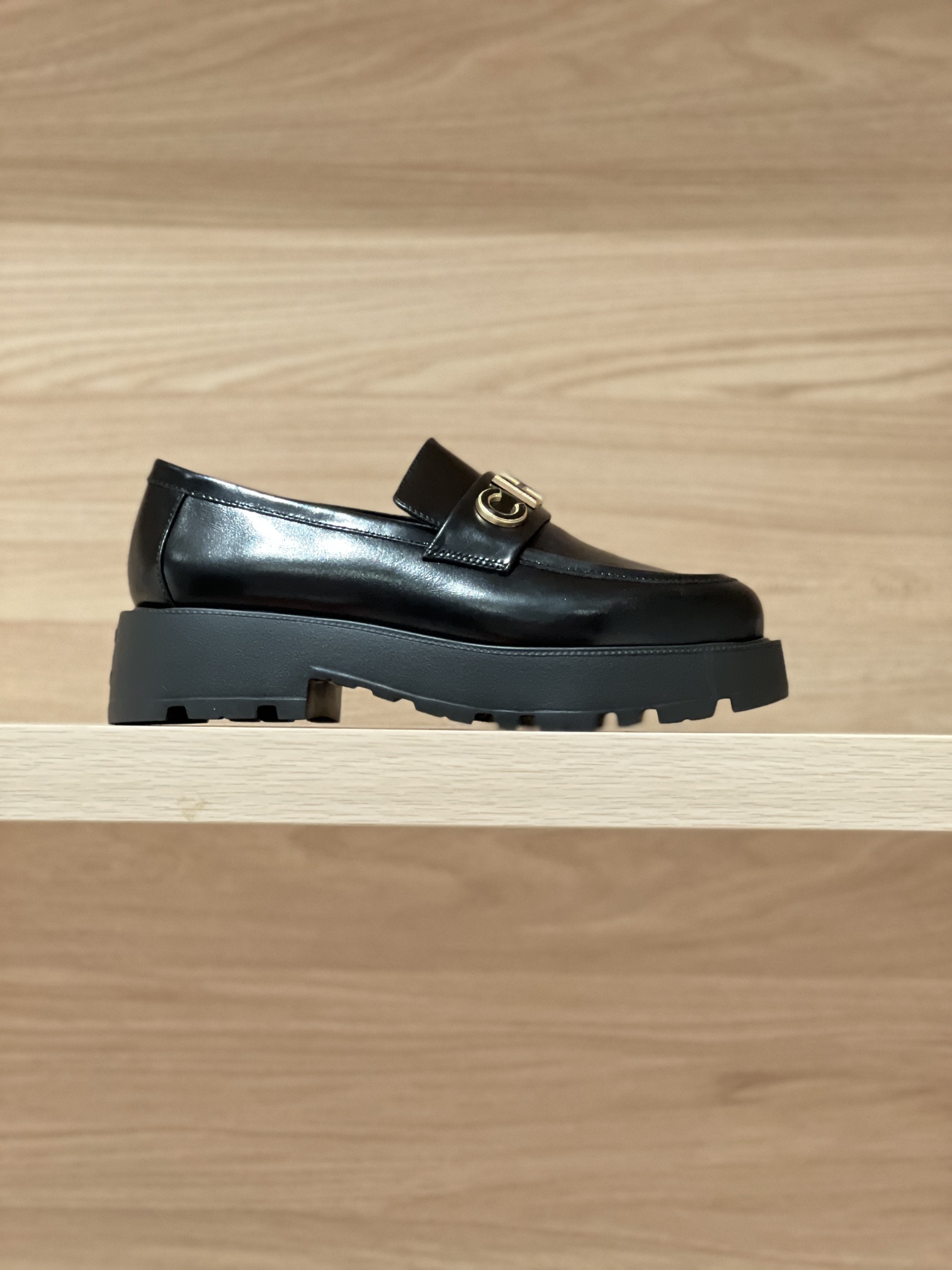 NO:225292,Focus on good quality - top-level production, real black shot - Cha*el lightweight thick-soled loafers, original accurate CP produced by large purchasing agent manufacturers!  Shoe shape is infinitely close, fine craftsmanship, the thickness of the sole is about 4cm, the original custom wax cowhide, inner lining and footbed sheepskin, private mold high-density foaming and wear-resistant velvet sole   anti-slip rubber sole combination Size35-39 Price Original packaging matching, loafers, loafers, cowhide, sheepskin19860909专注好品质——顶级出品 黑色实拍——Cha*el 轻便厚底乐福鞋  代购级大厂出品原版精准cp！鞋型无限接近,精细工艺制作 大底厚度约4cm,面料原版定制蜡牛皮,内里和垫脚羊皮,私模高密度发泡耐磨绒大底 防滑橡胶大底组合  Size35-39  Price 原包装配套,乐福鞋,loafers,cowhide,sheepskin,Women's Shoes