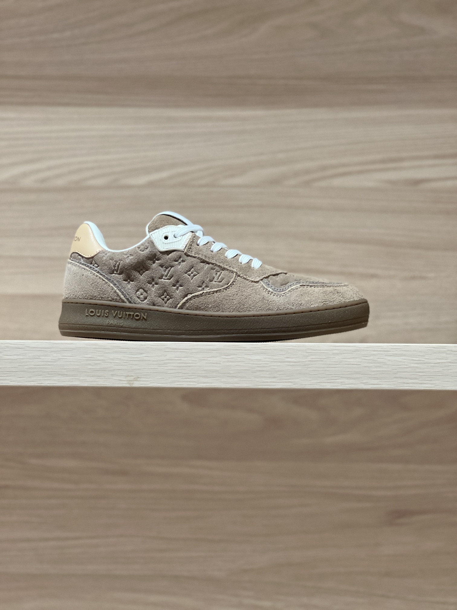 NO:237448,Focus on good quality - top-level production Suede maroon - L* Nautical nautical embroidered sneakers Original precision CP, unlimited close to ceiling production The fabric is made of original consistent cowhide and customized embroidered environmentally friendly canvas, breathable mesh in the inner lining, footbed cowhide, imprinted consistent logo, original private molded sole Size 35-41 (40/41 custom made without return) Price exquisite aircraft box packaging matching, casual shoes/sneakers, sweaters, cowhide, chamois leather19860909专注好品质——顶级出品 麂皮栗色——L* Nautical 航海刺绣运动鞋 原版精准cp,无限接近天花板级出品 面料采用原版一致牛皮和定制刺绣环保帆布料,内里透气网布,垫脚牛皮,压印一致logo,原版私模大底 Size 35-41（40/41定做不退换） Price 精美飞机盒包装配套,休闲鞋/运动鞋,sneakers,cowhide,chamois leather,Women's Shoes