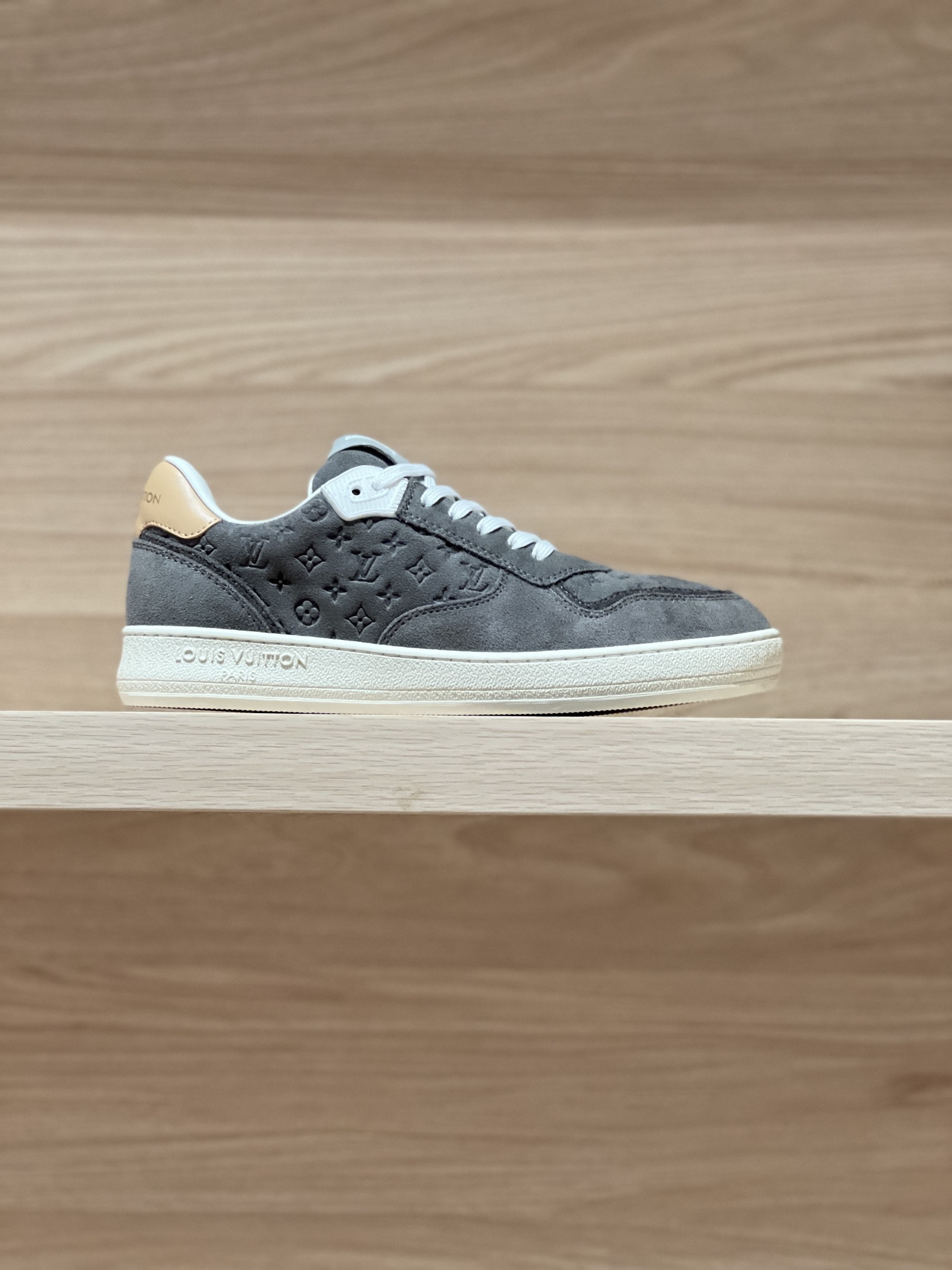 NO:237451,Focus on good quality - top-level production Suede grey - L* Nautical nautical embroidered sneakers Original precision CP, unlimited close to ceiling production The fabric is made of original consistent cowhide and customized embroidered environmentally friendly canvas, breathable mesh in the inner lining, footbed cowhide, imprinted consistent logo, original private molded sole Size 35-41 (40/41 custom made without return) Price exquisite aircraft box packaging matching, casual shoes/sneakers, cowhide, chamois leather19860909专注好品质——顶级出品 麂皮灰色——L* Nautical 航海刺绣运动鞋 原版精准cp,无限接近天花板级出品 面料采用原版一致牛皮和定制刺绣环保帆布料,内里透气网布,垫脚牛皮,压印一致logo,原版私模大底 Size 35-41（40/41定做不退换） Price 精美飞机盒包装配套,休闲鞋/运动鞋,sneakers,cowhide,chamois leather,Women's Shoes