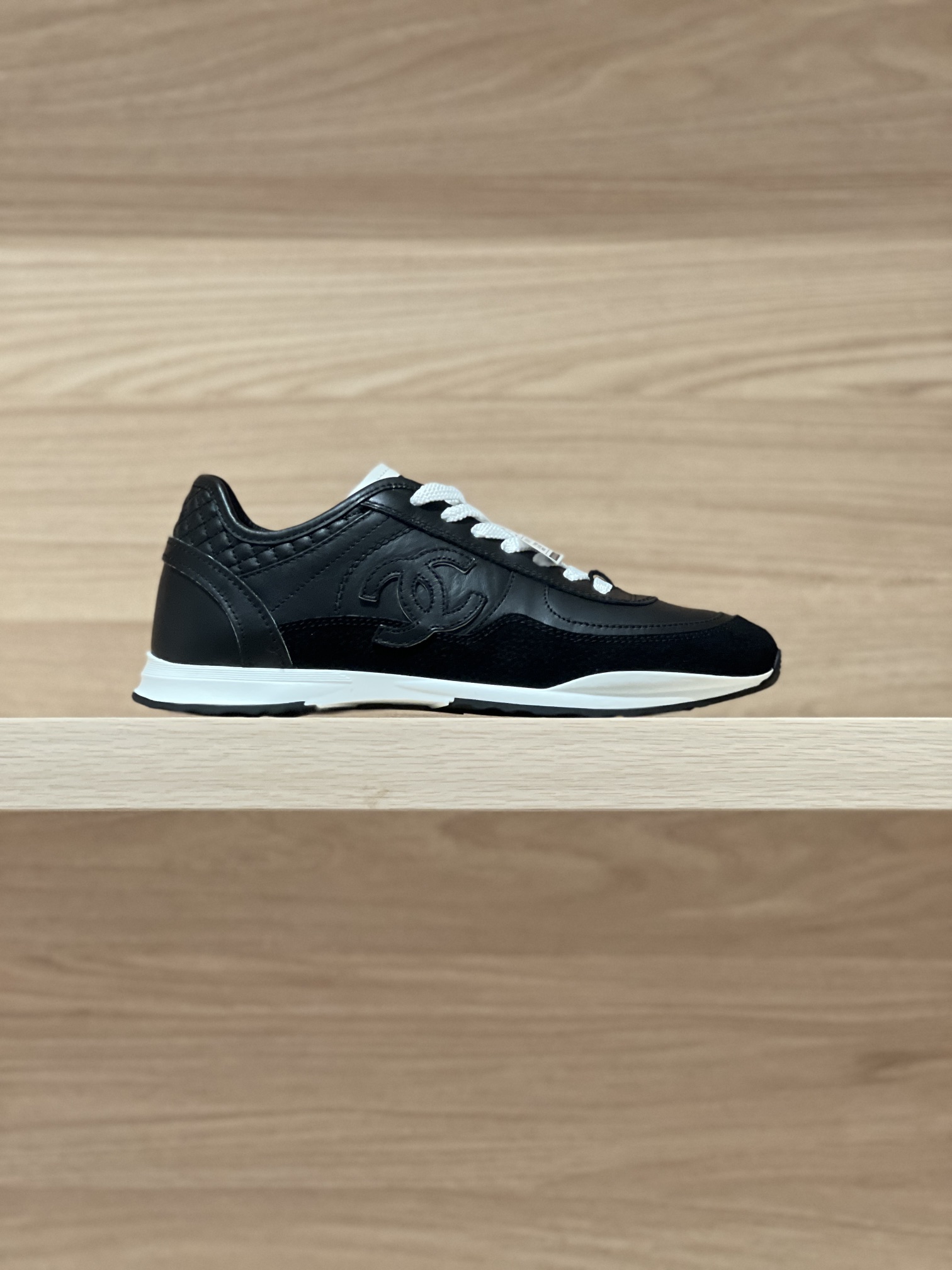 NO:225253,Focus on good quality - top-level production, real black shot - Cha*el 25fw Deshuo Shoes, produced by a large purchasing agent manufacturer, high-quality recommendation, original accurate CP!  Shoe shape is infinitely close, fine craftsmanship is made of imported calfskin   cattle back velvet, soft lambskin inside, original private molded rubber sole Size35-40 (40 custom made without return and exchange) Price Gift box packaging matching, casual shoes/sports shoes, sneakers, cowhide, sheepskin19860909专注好品质——顶级出品 黑色实拍—— Cha*el 25fw 德训鞋  代购级大厂出品,精品推荐 原版精准cp！鞋型无限接近,精细工艺制作 面料采用进口小牛皮 牛反绒,内里柔软小羊皮,原版私模橡胶大底  Size35-40（40定做不退换） Price 礼品盒包装配套,休闲鞋/运动鞋,sneakers,cowhide,sheepskin,Women's Shoes