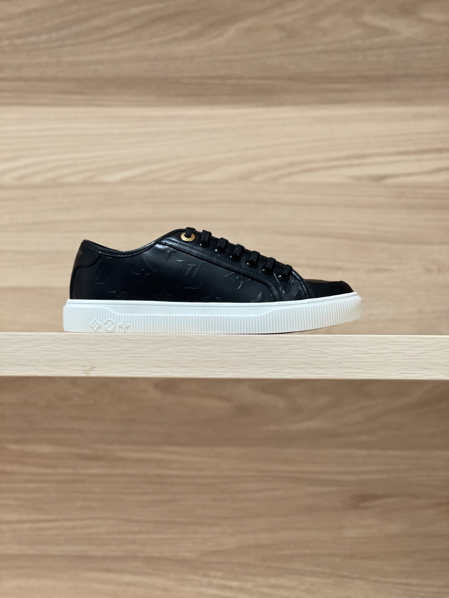 NO:240185,Real shot of black leather relief - 31V Lagoon denim shoes original accurate CP!  Shoe shape is infinitely close, produced in fine craftsmanship The fabric is made of denim jeans/cowhide, inner cowhide, original TPU sole Size women's 35-41 (40/41 custom made without return or exchange) Men's 39-45 (45 custom made without return or exchange) Price Gift box packaging matching, casual shoes/sneakers, cowhide19860909黑皮浮雕实拍—— 31V Lagoon 丹宁牛仔布板鞋  原版精准cp！鞋型无限接近,精细工艺出品 面料采用丹宁牛仔/牛皮,内里牛皮,原版TPU大底 Size女35-41（40/41定做不退换） 男39-45（45定做不退换） Price 礼品盒包装配套,休闲鞋/运动鞋,sneakers,cowhide,Women's Shoes