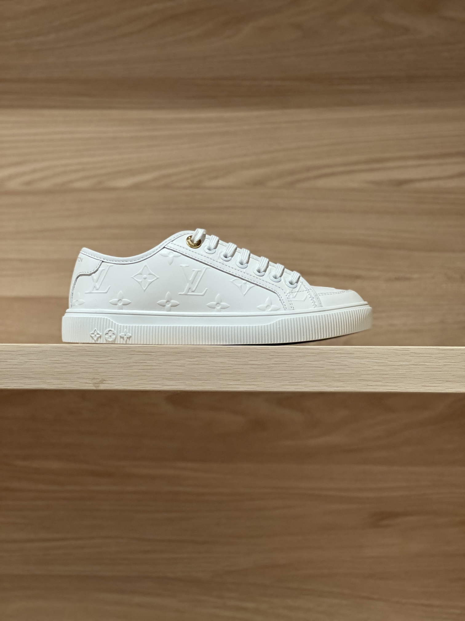 NO:240187,Real shot of white leather relief - 31V Lagoon denim shoes original accurate CP!  Shoe shape is infinitely close, produced in fine craftsmanship The fabric is made of denim jeans/cowhide, inner cowhide, original TPU sole Size women's 35-41 (40/41 custom made without return or exchange) Men's 39-45 (45 custom made without return or exchange) Price Gift box packaging matching, casual shoes/sneakers, cowhide19860909白皮浮雕实拍—— 31V Lagoon 丹宁牛仔布板鞋  原版精准cp！鞋型无限接近,精细工艺出品 面料采用丹宁牛仔/牛皮,内里牛皮,原版TPU大底 Size女35-41（40/41定做不退换） 男39-45（45定做不退换） Price 礼品盒包装配套,休闲鞋/运动鞋,sneakers,cowhide,Women's Shoes