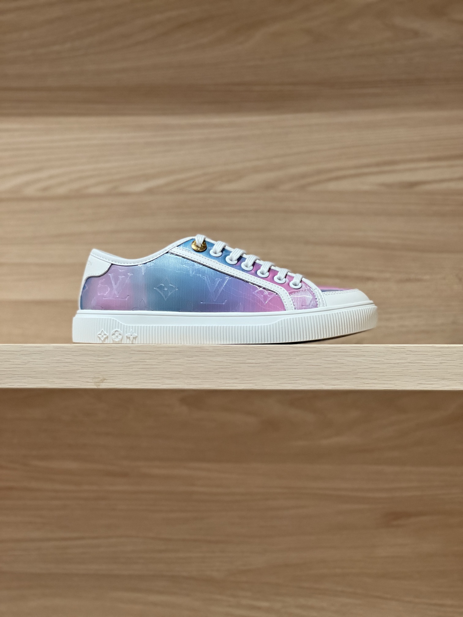 NO:240195,Real shot of fantasy color relief - 31V Lagoon denim shoes original accurate CP!  Shoe shape is infinitely close, produced in fine craftsmanship The fabric is made of denim jeans/cowhide, inner cowhide, original TPU sole Size women's 35-41 (40/41 custom made without return or exchange) Men's 39-45 (45 custom made without return or exchange) Price Gift box packaging matching, casual shoes/sneakers, cowhide19860909幻彩浮雕实拍—— 31V Lagoon 丹宁牛仔布板鞋  原版精准cp！鞋型无限接近,精细工艺出品 面料采用丹宁牛仔/牛皮,内里牛皮,原版TPU大底 Size女35-41（40/41定做不退换） 男39-45（45定做不退换） Price 礼品盒包装配套,休闲鞋/运动鞋,sneakers,cowhide,Women's Shoes