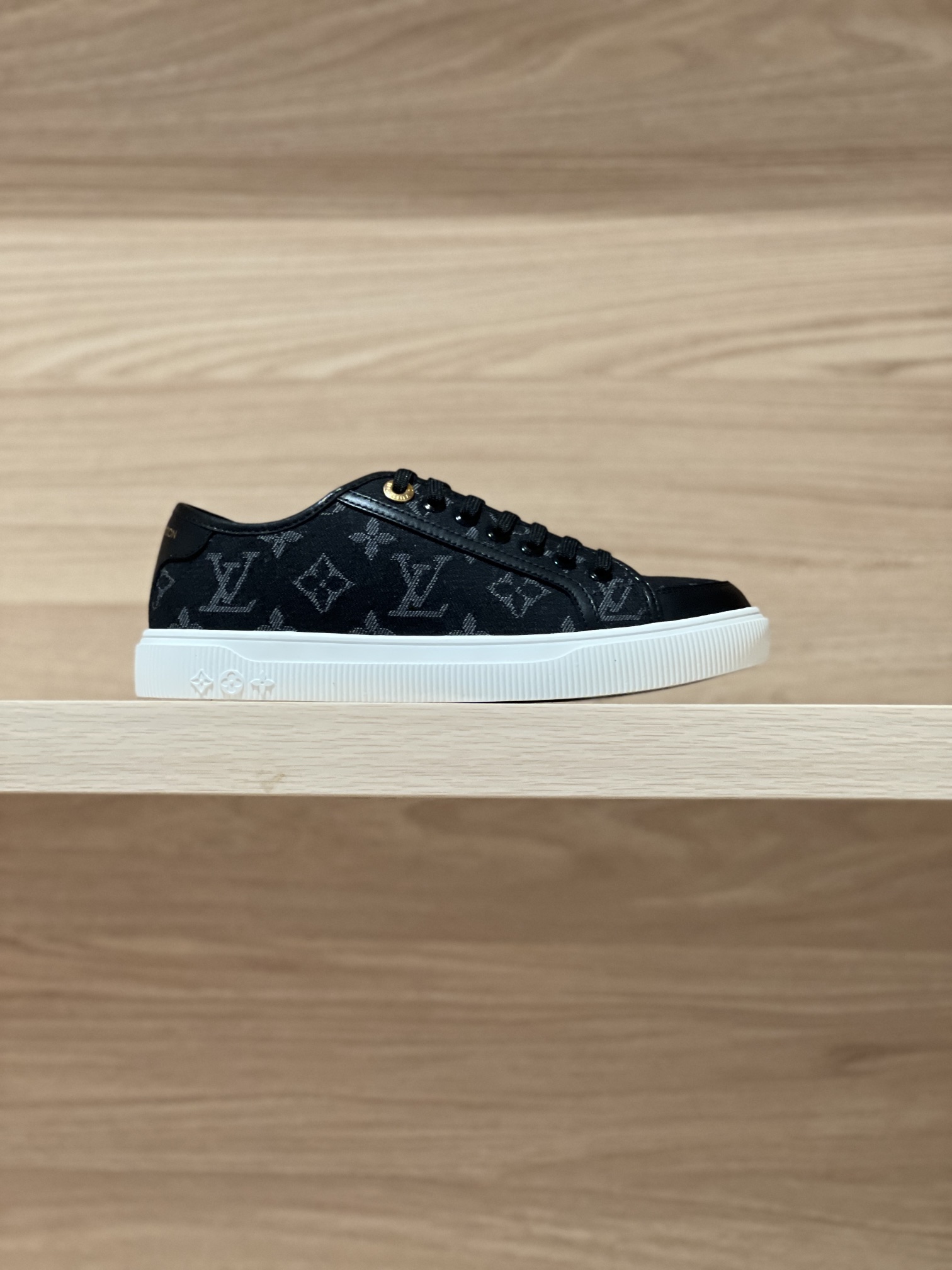 NO:240198,Black Bull Real Shot - 31V Lagoon Denim Denim Shoes Original Accurate CP!  Shoe shape is infinitely close, produced in fine craftsmanship The fabric is made of denim jeans/cowhide, inner cowhide, original TPU sole Size women's 35-41 (40/41 custom made without return or exchange) Men's 39-45 (45 custom made without return or exchange) Price Gift box packaging matching, casual shoes/sneakers, cowhide19860909黑牛实拍—— 31V Lagoon 丹宁牛仔布板鞋  原版精准cp！鞋型无限接近,精细工艺出品 面料采用丹宁牛仔/牛皮,内里牛皮,原版TPU大底 Size女35-41（40/41定做不退换） 男39-45（45定做不退换） Price 礼品盒包装配套,休闲鞋/运动鞋,sneakers,cowhide,Women's Shoes