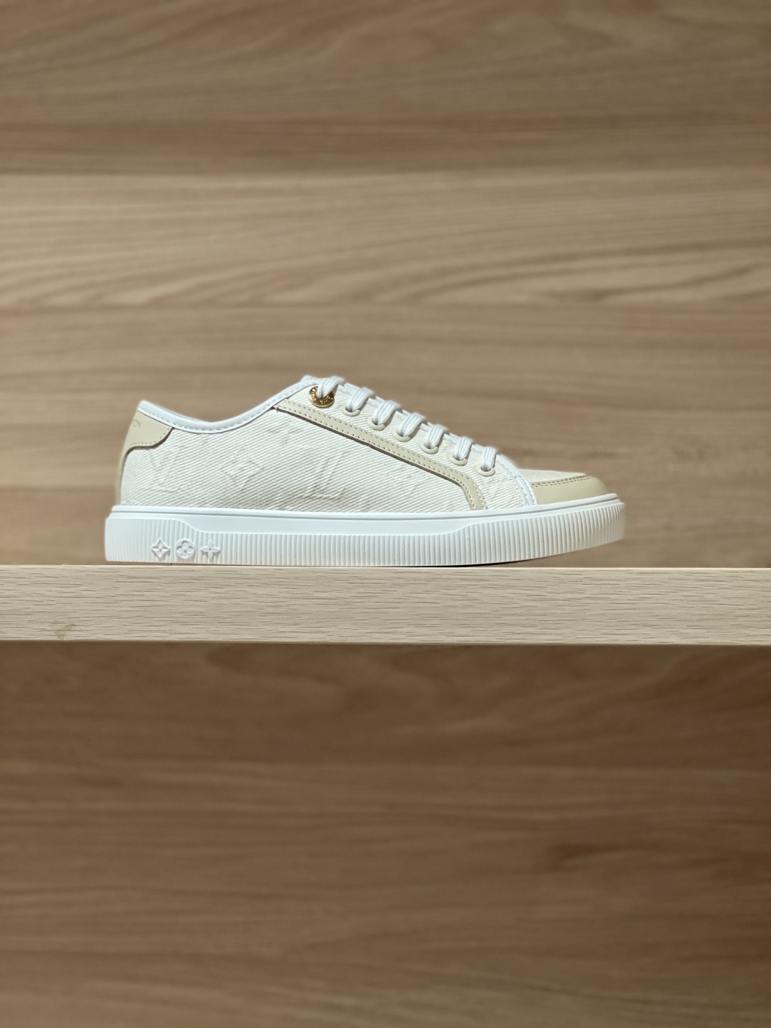 NO:240201,Beige denim real shot - 31V Lagoon denim shoes original accurate CP!  Shoe shape is infinitely close, produced in fine craftsmanship The fabric is made of denim jeans/cowhide, inner cowhide, original TPU sole Size women's 35-41 (40/41 custom made without return or exchange) Men's 39-45 (45 custom made without return or exchange) Price Gift box packaging matching, casual shoes/sneakers, cowhide19860909米色牛仔实拍—— 31V Lagoon 丹宁牛仔布板鞋  原版精准cp！鞋型无限接近,精细工艺出品 面料采用丹宁牛仔/牛皮,内里牛皮,原版TPU大底 Size女35-41（40/41定做不退换） 男39-45（45定做不退换） Price 礼品盒包装配套,休闲鞋/运动鞋,sneakers,cowhide,Women's Shoes