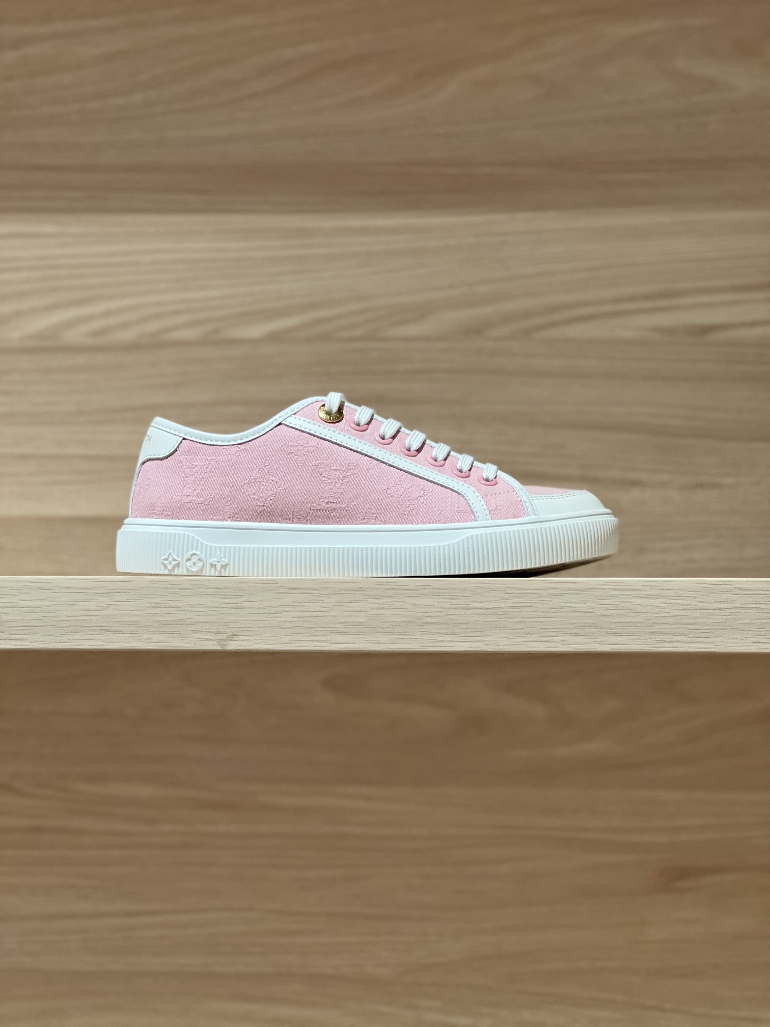 NO:240176,Real shot of black leather relief - 31V Lagoon denim shoes original accurate CP!  Shoe shape is infinitely close, produced in fine craftsmanship. The fabric is made of denim jeans/cowhide, inner cowhide, original TPU outsole. Size women's 35-41 (40/41 custom made without return and exchange) Price gift box packaging, casual shoes/sports shoes, sneakers, cowhide19860909黑皮浮雕实拍—— 31V Lagoon 丹宁牛仔布板鞋  原版精准cp！鞋型无限接近,精细工艺出品 面料采用丹宁牛仔/牛皮,内里牛皮,原版TPU大底 Size女35-41（40/41定做不退换） Price 礼品盒包装配套,休闲鞋/运动鞋,sneakers,cowhide,Women's Shoes