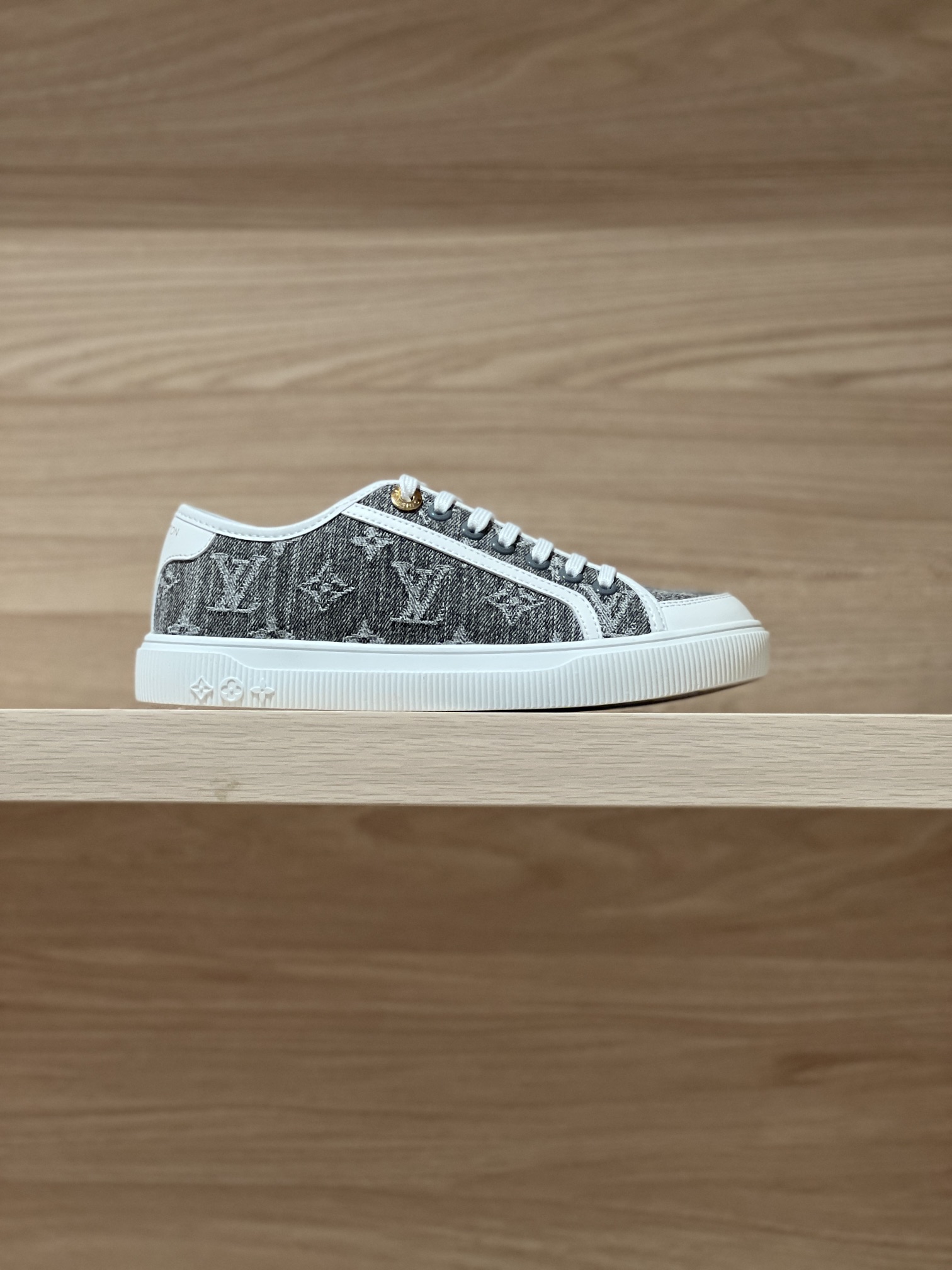 NO:240179,Real shot of gray cow - 31V Lagoon denim shoes original accurate CP!  Shoe shape is infinitely close, produced in fine craftsmanship The fabric is made of denim jeans/cowhide, inner cowhide, original TPU sole Size women's 35-41 (40/41 custom made without return or exchange) Men's 39-45 (45 custom made without return or exchange) Price Gift box packaging matching, casual shoes/sneakers, cowhide19860909灰牛实拍—— 31V Lagoon 丹宁牛仔布板鞋  原版精准cp！鞋型无限接近,精细工艺出品 面料采用丹宁牛仔/牛皮,内里牛皮,原版TPU大底 Size女35-41（40/41定做不退换） 男39-45（45定做不退换） Price 礼品盒包装配套,休闲鞋/运动鞋,sneakers,cowhide,Women's Shoes