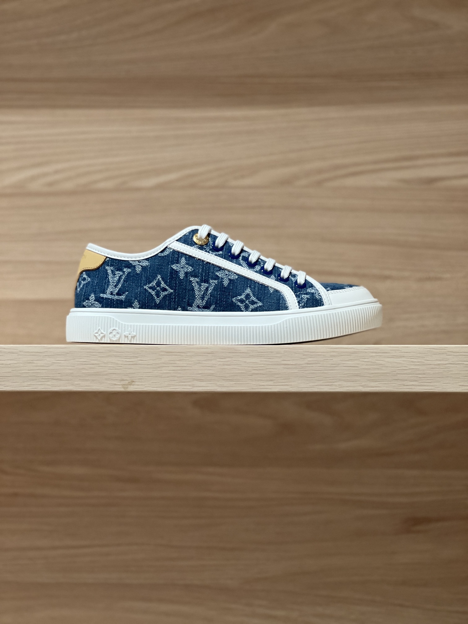 NO:240182,Blue Bull Real Shot - 31V Lagoon Denim Denim Shoes Original Accurate CP!  Shoe shape is infinitely close, produced in fine craftsmanship The fabric is made of denim jeans/cowhide, inner cowhide, original TPU sole Size women's 35-41 (40/41 custom made without return or exchange) Men's 39-45 (45 custom made without return or exchange) Price Gift box packaging matching, casual shoes/sneakers, cowhide19860909蓝牛实拍—— 31V Lagoon 丹宁牛仔布板鞋  原版精准cp！鞋型无限接近,精细工艺出品 面料采用丹宁牛仔/牛皮,内里牛皮,原版TPU大底 Size女35-41（40/41定做不退换） 男39-45（45定做不退换） Price 礼品盒包装配套,休闲鞋/运动鞋,sneakers,cowhide,Women's Shoes