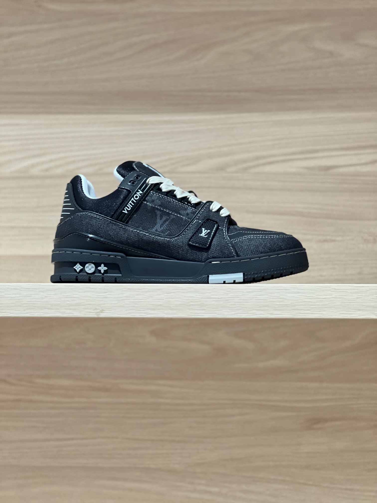 NO:240181,Black real shot - Purchasing-level LV Trainer 25fw Denning Denim Series Original Precision CP!  The shoe shape is infinitely close, and the product is produced in fine craftsmanship. It is as good as ever!  Customized original materials!  Original fabric lychee pattern cowhide / original PU material, original inner breathable mesh fabric, original customized private mold outsole TPU outsole Size women 35-40 (40 custom made no return or exchange) Men 39-46 (45/46 custom made no return or exchange Price women men 450 Gift box exquisite packaging matching handbag, casual shoes/sports shoes, louis vuitton, sneakers, cowhide19860909黑色实拍——代购级LV Trainer 25fw 丹宁牛仔系列 原版精准CP！鞋型无限接近,精细工艺出品 一如既往地好货出炉！原版材料定制！面料原版荔枝纹牛皮/原版PU材质,内里原版透气网布,原版定制私模大底TPU大底  Size女35-40（40定做不退换） 男39-46（45/46定做不退换  Price女 男450 礼品盒精美包装配套手提袋,休闲鞋/运动鞋,louis vuitton,sneakers,cowhide,Women's Shoes