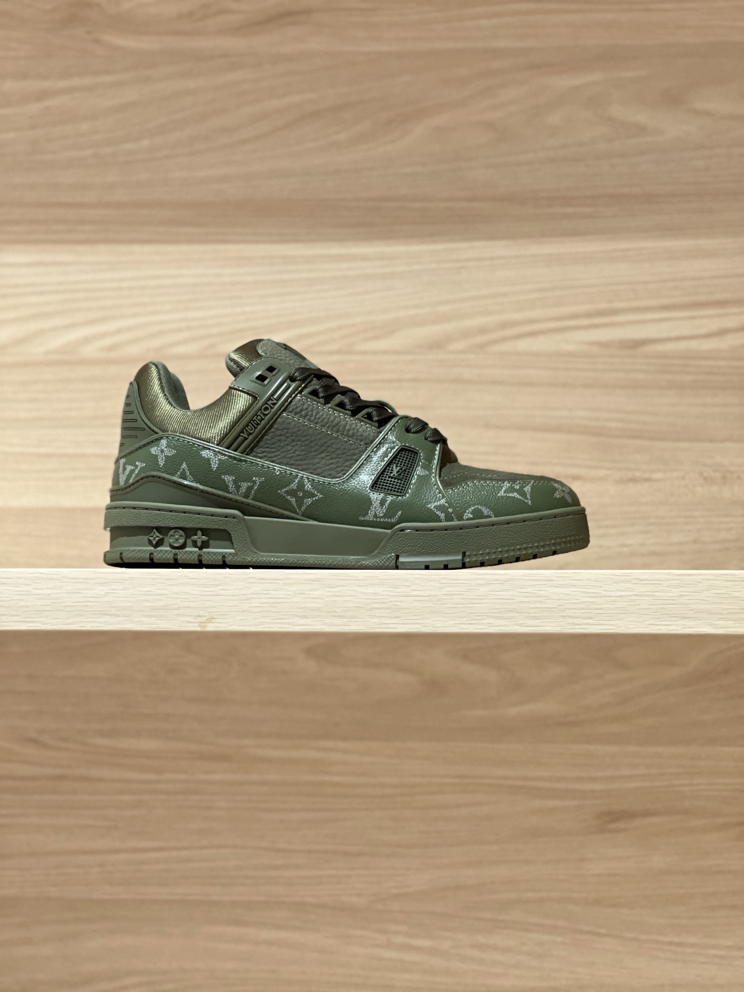 NO:240189,Real shot of dark green prints - 1V Trainer 25fw Murakami Takashi's joint model original precise CP!  The shoe shape is infinitely close, and the product is produced in fine craftsmanship. It is as good as ever!  Customized original materials!  Original fabric lychee pattern cowhide / original PU material, original breathable mesh fabric inside, original customized private mold outsole TPU outsole Size women 35-40 (40 custom made no return or exchange) Men 39-45 (45 custom made no return or exchange) Price women Men 450 Gift box exquisite packaging matching handbag, casual shoes/sports shoes, sneakers, cowhide19860909墨绿印花实拍——代购级1V Trainer 25fw 村上隆联名款 原版精准CP！鞋型无限接近,精细工艺出品 一如既往地好货出炉！原版材料定制！面料原版荔枝纹牛皮/原版PU材质,内里原版透气网布,原版定制私模大底TPU大底  Size女35-40（40定做不退换） 男39-45（45定做不退换）  Price女 男450 礼品盒精美包装配套手提袋,休闲鞋/运动鞋,sneakers,cowhide,Women's Shoes