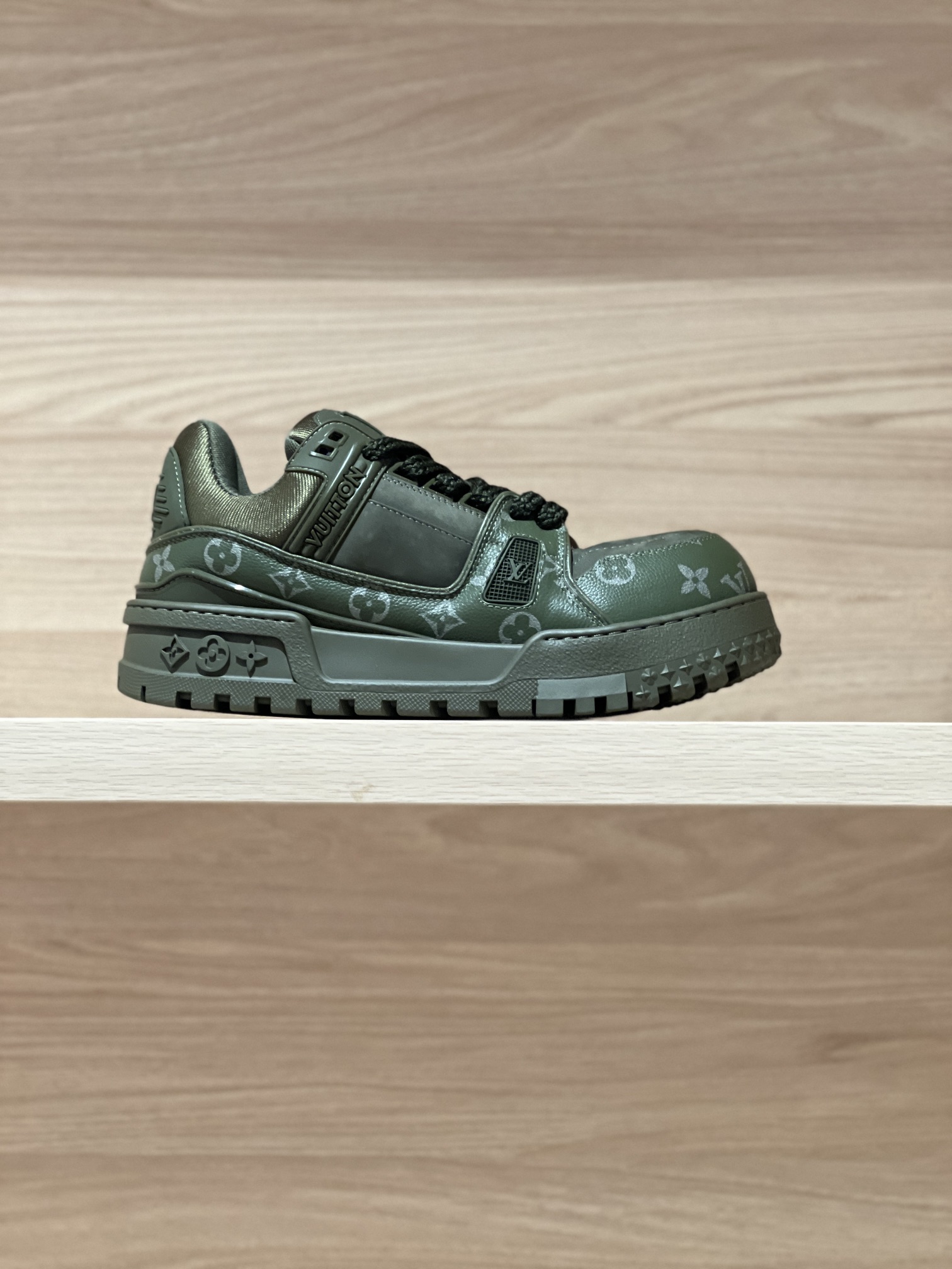 NO:240192,Military green real shots - L* Trainer maxi Paris catwalk model Fat Ding couple model Original precision CP!  The style is infinitely close, shipped by large manufacturers. The cute and chubby design, the matching of different letters, regains the fun of childhood. The slightly bloated and cute shoe shape is very fashionable. The fabric is cowhide, imported high-density mesh fabric inside, and the original private model TPU large sole!  Each needle and one thread are finely crafted!  Size Women's 35-40 (40 custom made no return or exchange) Men's 38-45 (38/45 custom made no return or exchange) Price Checkerboard airplane box matching, casual shoes/sports shoes, sneakers, cowhide19860909军绿色实拍——L* Trainer maxi 巴黎走秀款胖丁情侣款 原版精准CP！版型无限接近,大厂出货 萌萌哒胖嘟嘟的设计,不同字母搭配,重拾玩味十足的童年乐趣,略显臃肿带点萌状的鞋型很是时尚 面料牛皮,内里进口高密度网布,原版私模TPU大底！一针一线做工精细到位！ Size 女35-40（40定做不退换）  男38-45（38/45定做不退换） Price 棋盘格飞机盒配套,休闲鞋/运动鞋,sneakers,cowhide,Women's Shoes