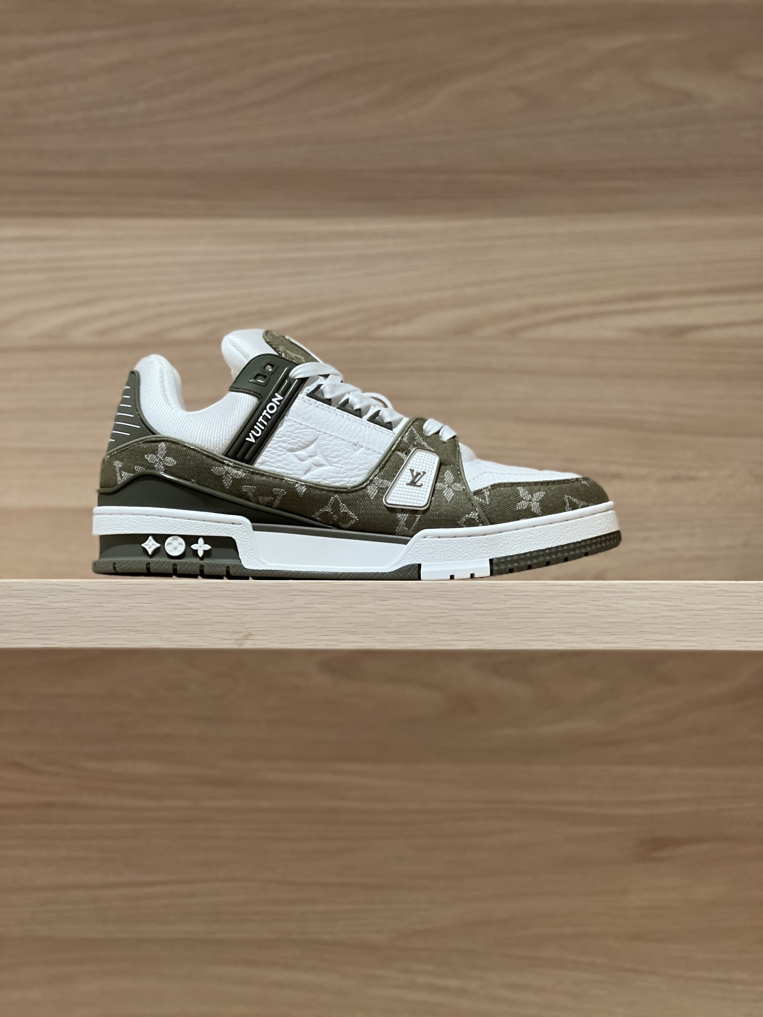 NO:408333,Focus on good quality - top-level production, real shot of avocado green beef - purchasing level 1V Trainer 25fw new color scheme, original precise CP!  The shoe shape is infinitely close, and the product is produced in fine craftsmanship. It is as good as ever!  Customized original materials!  Original fabric lychee pattern cowhide / original PU material, original breathable mesh fabric inside, original customized private molded outsole TPU sole Size women 35-40 (40 custom made no return or exchange) Men 39-45 (45 custom made no return or exchange) Price men's model plus 10 Gift box exquisite packaging matching handbag, casual shoes/sports shoes, sneakers, cowhide19860909专注好品质——顶级出品 牛油果绿牛实拍——代购级1V Trainer 25fw 新配色 原版精准CP！鞋型无限接近,精细工艺出品 一如既往地好货出炉！原版材料定制！面料原版荔枝纹牛皮/原版PU材质,内里原版透气网布,原版定制私模大底TPU大底  Size女35-40（40定做不退换） 男39-45（45定做不退换）  Price女男款加10 礼品盒精美包装配套手提袋,休闲鞋/运动鞋,sneakers,cowhide,Women's Shoes