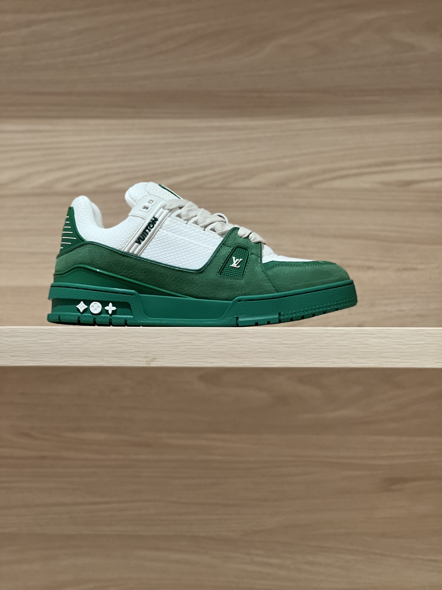 NO:408336,Focus on good quality - top-level production, real shot of dark green net cloth - purchasing level 1V Trainer 25fw new color scheme, original precise CP!  The shoe shape is infinitely close, and the product is produced in fine craftsmanship. It is as good as ever!  Customized original materials!  Original fabric lychee pattern cowhide / original PU material, original breathable mesh fabric inside, original customized private molded outsole TPU outsole Size women 35-40 (40 custom made no return or exchange) Men 39-45 (45 custom made no return or exchange) Price women men's gift box exquisite packaging matching handbag, casual shoes/sports shoes, sneakers, cowhide19860909专注好品质——顶级出品 深绿网布实拍——代购级1V Trainer 25fw 新配色 原版精准CP！鞋型无限接近,精细工艺出品 一如既往地好货出炉！原版材料定制！面料原版荔枝纹牛皮/原版PU材质,内里原版透气网布,原版定制私模大底TPU大底  Size女35-40（40定做不退换） 男39-45（45定做不退换）  Price女款 男款 礼品盒精美包装配套手提袋,休闲鞋/运动鞋,sneakers,cowhide,Women's Shoes