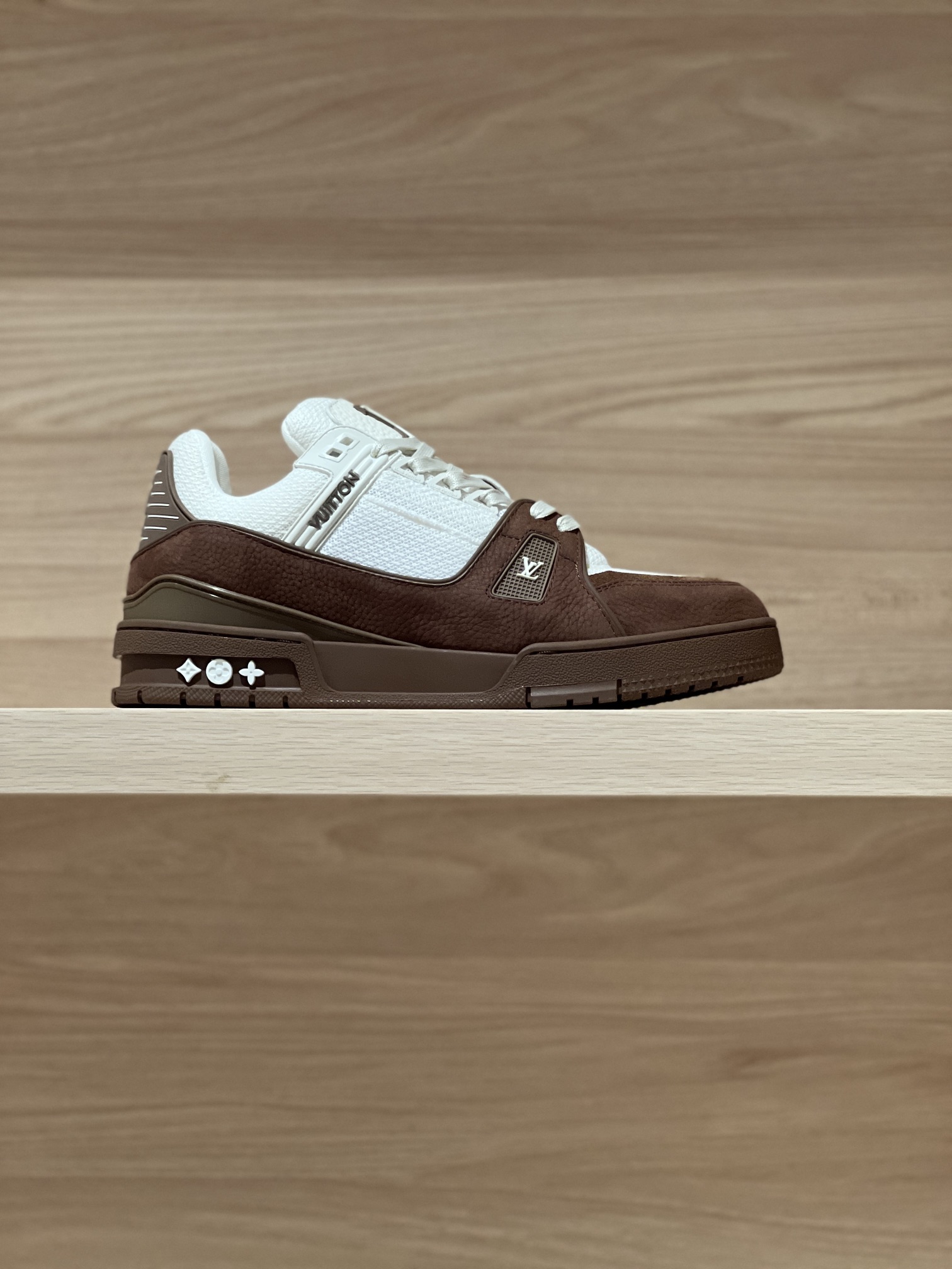 NO:408310,Focus on good quality - top-level production, real shot of Shenfei net cloth - purchasing level 1V Trainer 25fw new color scheme, original precise CP!  The shoe shape is infinitely close, and the product is produced in fine craftsmanship. It is as good as ever!  Customized original materials!  Original fabric lychee pattern cowhide / original PU material, original breathable mesh fabric inside, original customized private molded outsole TPU outsole Size women 35-40 (40 custom made no return or exchange) Men 39-45 (45 custom made no return or exchange) Price Men's model Gift box exquisite packaging matching handbag, casual shoes/sports shoes, sneakers, cowhide19860909专注好品质——顶级出品 深啡网布实拍——代购级1V Trainer 25fw 新配色 原版精准CP！鞋型无限接近,精细工艺出品 一如既往地好货出炉！原版材料定制！面料原版荔枝纹牛皮/原版PU材质,内里原版透气网布,原版定制私模大底TPU大底  Size女35-40（40定做不退换） 男39-45（45定做不退换）  Price 男款 礼品盒精美包装配套手提袋,休闲鞋/运动鞋,sneakers,cowhide,Women's Shoes