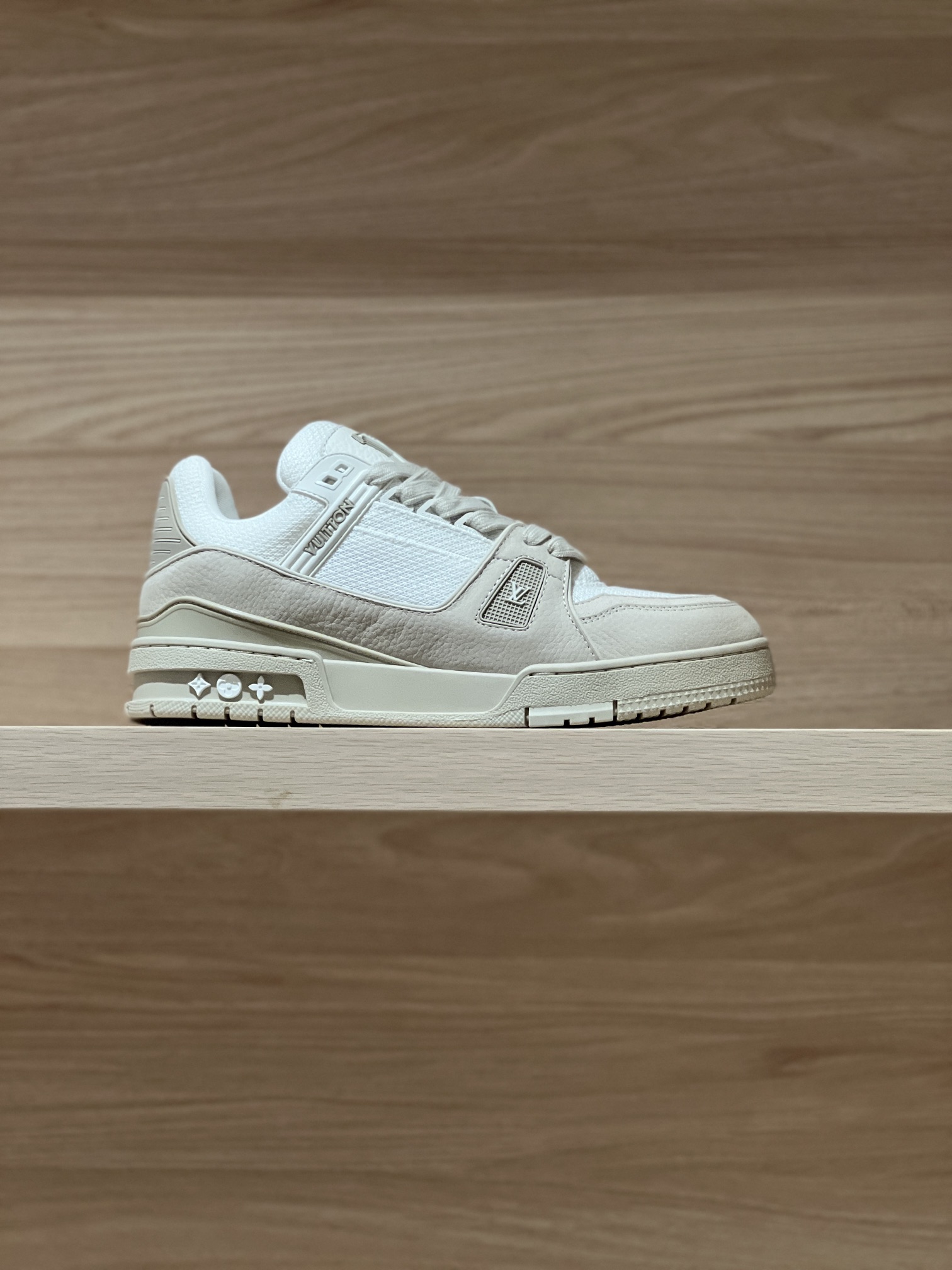 NO:408313,Focus on good quality - top-level production, real shot of Qianxing Net cloth - purchasing level 1V Trainer 25fw new color scheme, original precise CP!  The shoe shape is infinitely close, and the product is produced in fine craftsmanship. It is as good as ever!  Customized original materials!  Original fabric lychee pattern cowhide / original PU material, original breathable mesh fabric inside, original customized private molded outsole TPU outsole Size women 35-40 (40 custom made no return or exchange) Men 39-45 (45 custom made no return or exchange) Price Men's model Gift box exquisite packaging matching handbag, casual shoes/sports shoes, sneakers, cowhide19860909专注好品质——顶级出品 浅杏网布实拍——代购级1V Trainer 25fw 新配色 原版精准CP！鞋型无限接近,精细工艺出品 一如既往地好货出炉！原版材料定制！面料原版荔枝纹牛皮/原版PU材质,内里原版透气网布,原版定制私模大底TPU大底  Size女35-40（40定做不退换） 男39-45（45定做不退换）  Price 男款 礼品盒精美包装配套手提袋,休闲鞋/运动鞋,sneakers,cowhide,Women's Shoes