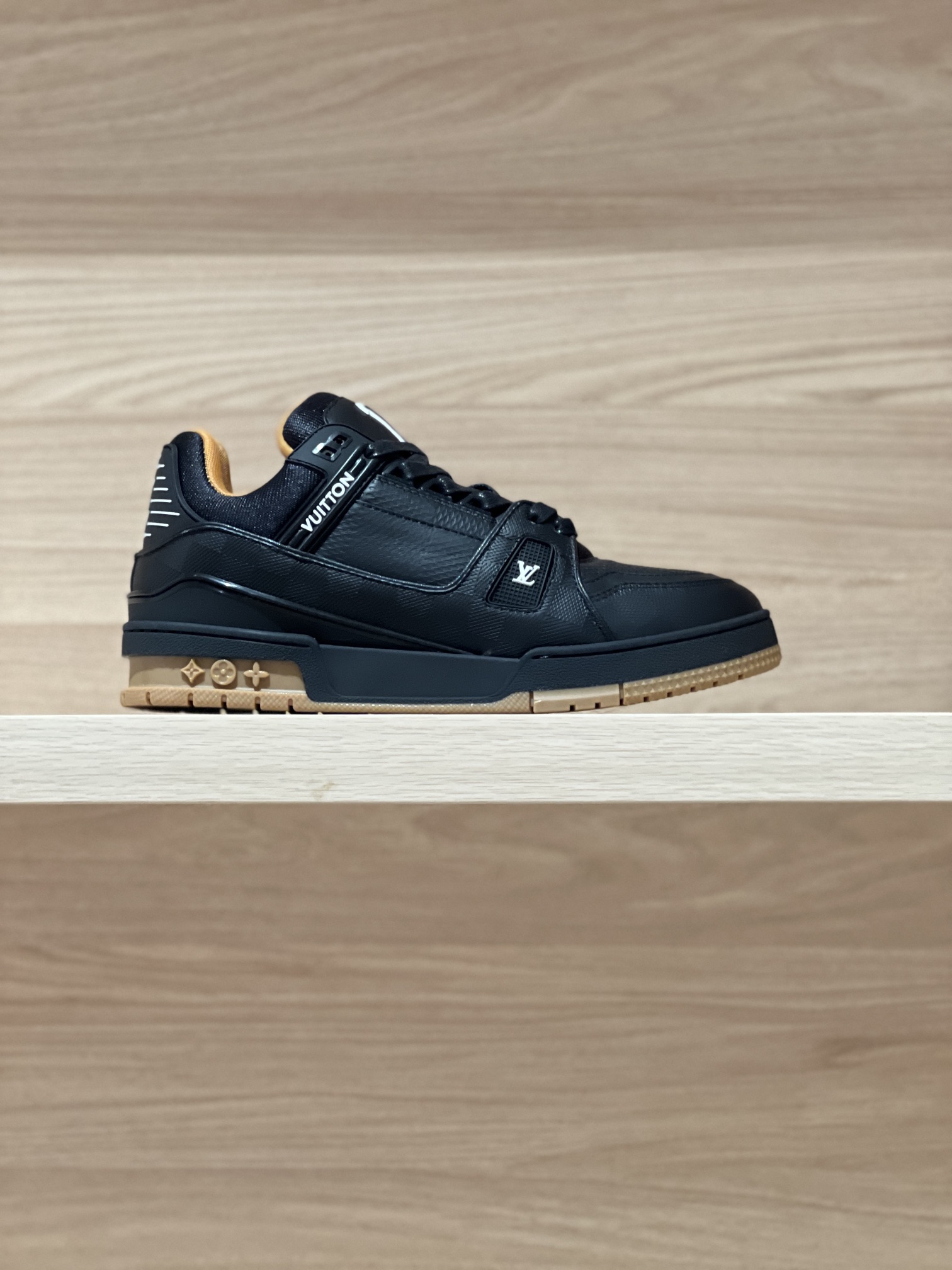 NO:408319,Focus on good quality - top-level production, real black relief shot - purchasing level 1V Trainer 25fw new color scheme, original precise CP!  The shoe shape is infinitely close, and the product is produced in fine craftsmanship. It is as good as ever!  Customized original materials!  Original fabric lychee pattern cowhide / original PU material, original breathable mesh fabric inside, original customized private molded outsole TPU outsole Size women 35-40 (40 custom made no return or exchange) Men 39-45 (45 custom made no return or exchange) Price Men's model Gift box exquisite packaging matching handbag, casual shoes/sports shoes, sneakers, cowhide19860909专注好品质——顶级出品 黑色浮雕实拍——代购级1V Trainer 25fw 新配色 原版精准CP！鞋型无限接近,精细工艺出品 一如既往地好货出炉！原版材料定制！面料原版荔枝纹牛皮/原版PU材质,内里原版透气网布,原版定制私模大底TPU大底  Size女35-40（40定做不退换） 男39-45（45定做不退换）  Price 男款 礼品盒精美包装配套手提袋,休闲鞋/运动鞋,sneakers,cowhide,Women's Shoes