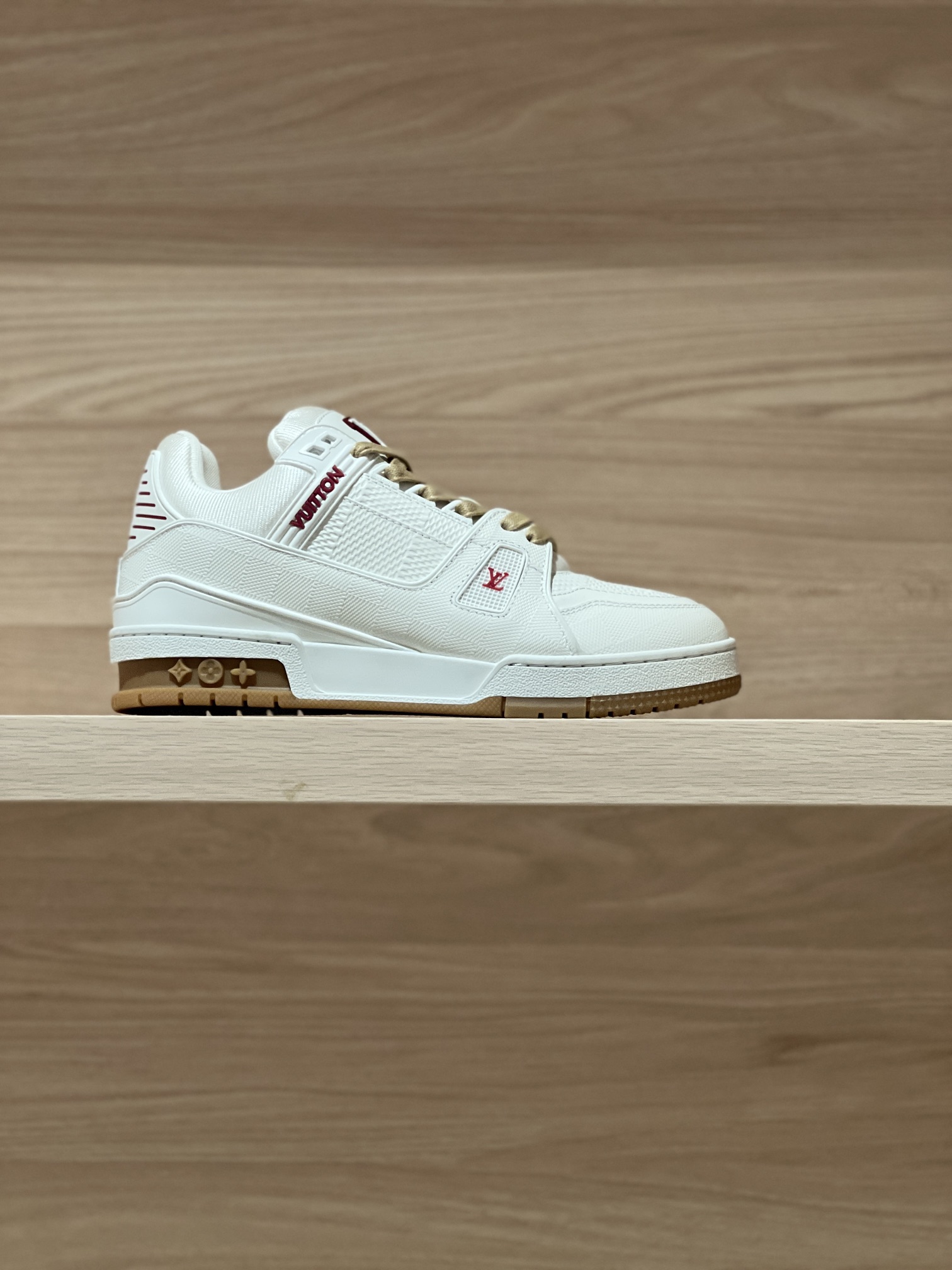 NO:408322,Focus on good quality - top-level production, real white relief shot - purchasing level 1V Trainer 25fw new color scheme, original precise CP!  The shoe shape is infinitely close, and the product is produced in fine craftsmanship. It is as good as ever!  Customized original materials!  Original fabric lychee pattern cowhide / original PU material, original breathable mesh fabric inside, original customized private molded outsole TPU outsole Size women 35-40 (40 custom made no return or exchange) Men 39-45 (45 custom made no return or exchange) Price Men's model Gift box exquisite packaging matching handbag, casual shoes/sports shoes, sneakers, cowhide19860909专注好品质——顶级出品 白色浮雕实拍——代购级1V Trainer 25fw 新配色 原版精准CP！鞋型无限接近,精细工艺出品 一如既往地好货出炉！原版材料定制！面料原版荔枝纹牛皮/原版PU材质,内里原版透气网布,原版定制私模大底TPU大底  Size女35-40（40定做不退换） 男39-45（45定做不退换）  Price 男款 礼品盒精美包装配套手提袋,休闲鞋/运动鞋,sneakers,cowhide,Women's Shoes