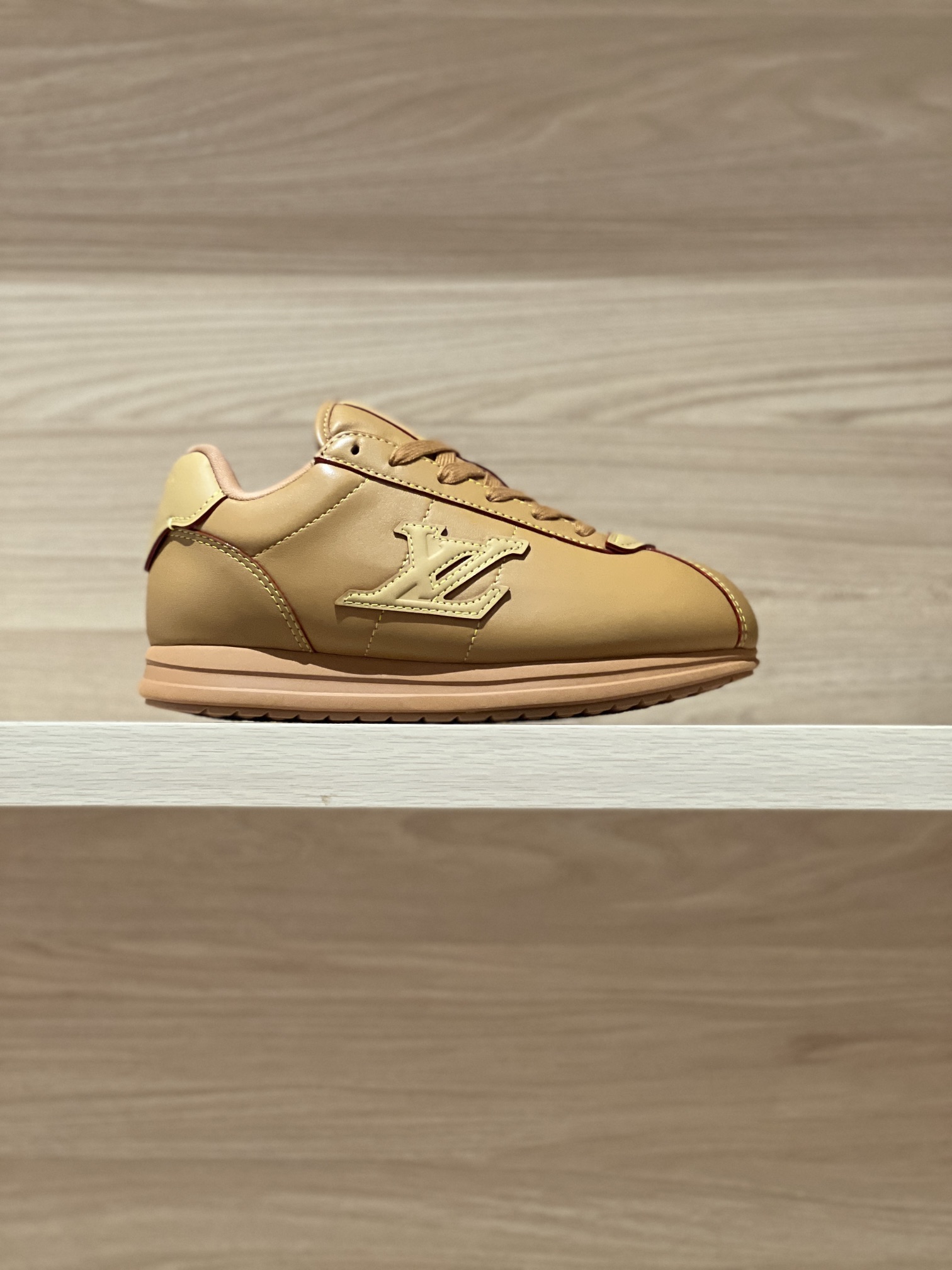 NO:694091,Focus on good quality - top product, real shot of brown - V x Nigo joint model Buttersoft 25fw catwalk model Bread Forrest sneakers original accurate CP!  The shoe shape is infinitely close, and the best product is shipped. The fabric is made of original sheepskin, lining: high-density breathable and comfortable mesh, original TPU outsole, thick outsole 3cm Size: Women's 35-40 (40 customized, non-returnable) Men's 39-46 (46 customized, non-refundable) P Men's 20 Gift box packaging, casual shoes/sports shoes, sneakers, sheepskin19860909专注好品质——顶级出品 棕色实拍——V x Nigo 联名款 Buttersoft 25fw 走秀款 面包阿甘运动鞋  原版精准cp！鞋型无限接近,好货出 面料采用原版羊皮皮,内里:高密度透气舒适网布,原版TPU大底,大底厚底3cm  Size: 女款35-40（40订做不退换） 男款39-46（46订做不退换) P 男款20 礼品盒包装配套,休闲鞋/运动鞋,sneakers,sheepskin,Women's Shoes