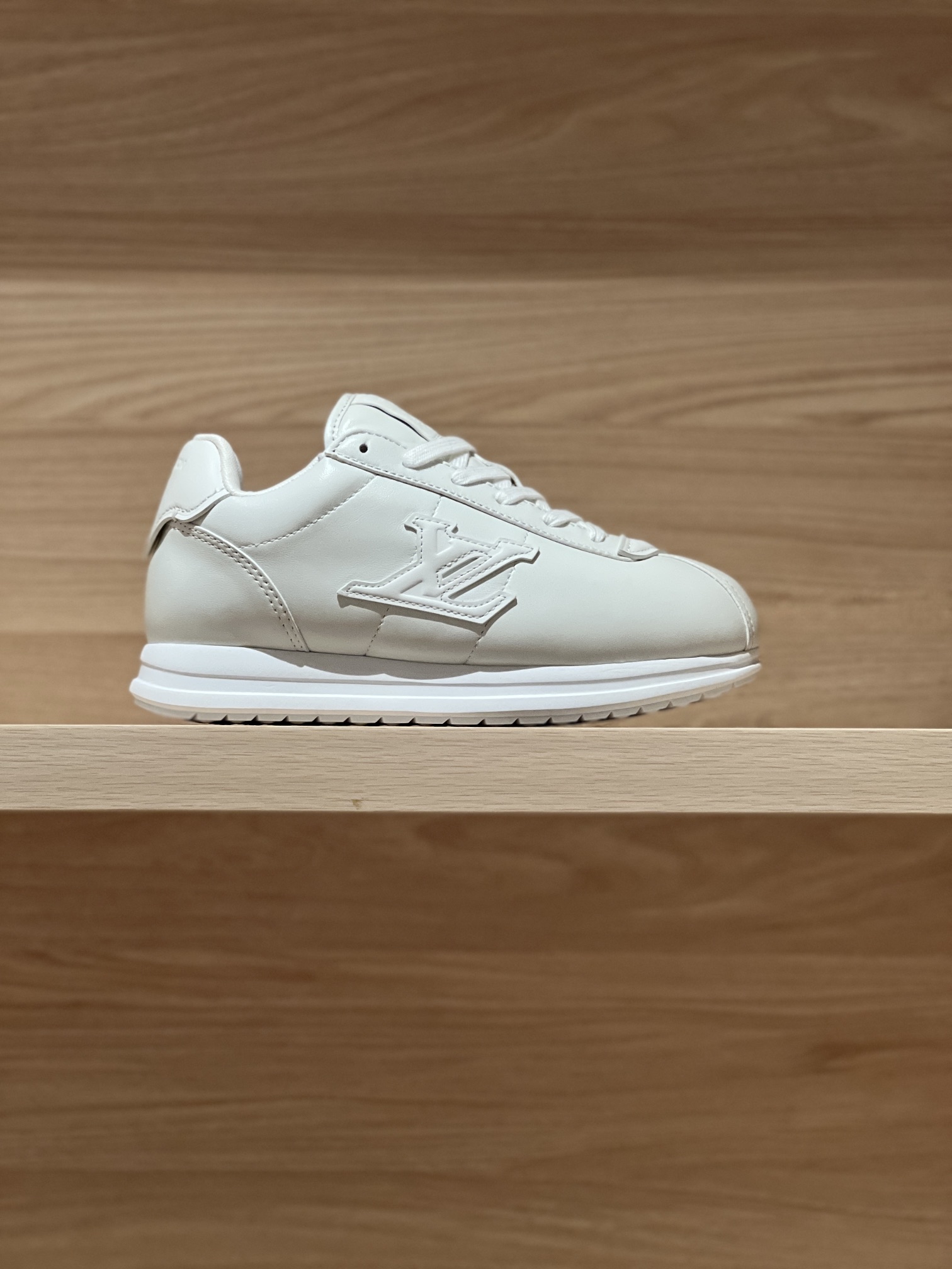 NO:694095,Focus on good quality - top product, white real shot - V x Nigo joint model Buttersoft 25fw catwalk model Bread Forrest sneakers original accurate CP!  The shoe shape is infinitely close, and the best product is shipped. The fabric is made of original sheepskin, lining: high-density breathable and comfortable mesh, original TPU outsole, thick outsole 3cm Size: Women's 35-40 (40 customized, non-returnable) Men's 39-46 (46 customized, non-refundable) P Men's 20 Gift box packaging, casual shoes/sports shoes, sneakers, sheepskin19860909专注好品质——顶级出品 白色实拍——V x Nigo 联名款 Buttersoft 25fw 走秀款 面包阿甘运动鞋  原版精准cp！鞋型无限接近,好货出 面料采用原版羊皮皮,内里:高密度透气舒适网布,原版TPU大底,大底厚底3cm  Size: 女款35-40（40订做不退换） 男款39-46（46订做不退换) P 男款20 礼品盒包装配套,休闲鞋/运动鞋,sneakers,sheepskin,Women's Shoes