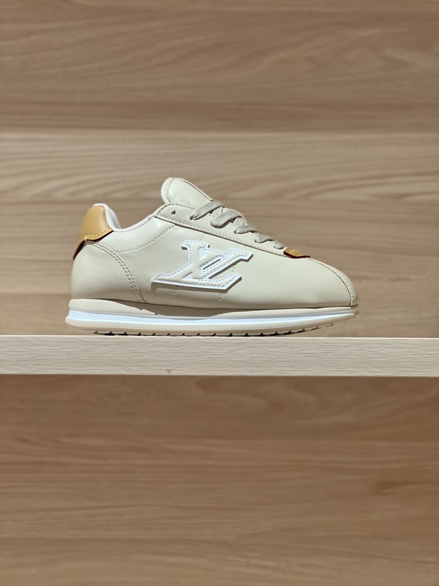 NO:694097,Focus on good quality - top product Mi Xing's real shot - V x Nigo joint model Buttersoft 25fw catwalk model Bread Forrest sneakers original accurate CP!  The shoe shape is infinitely close, and the best product is shipped. The fabric is made of original sheepskin, lining: high-density breathable and comfortable mesh, original TPU outsole, thick outsole 3cm Size: Women's 35-40 (40 customized, non-returnable) Men's 39-46 (46 customized, non-refundable) P Men's 20 Gift box packaging, casual shoes/sports shoes, sneakers, sheepskin19860909专注好品质——顶级出品 米杏实拍——V x Nigo 联名款 Buttersoft 25fw 走秀款 面包阿甘运动鞋  原版精准cp！鞋型无限接近,好货出 面料采用原版羊皮皮,内里:高密度透气舒适网布,原版TPU大底,大底厚底3cm  Size: 女款35-40（40订做不退换） 男款39-46（46订做不退换) P 男款20 礼品盒包装配套,休闲鞋/运动鞋,sneakers,sheepskin,Women's Shoes