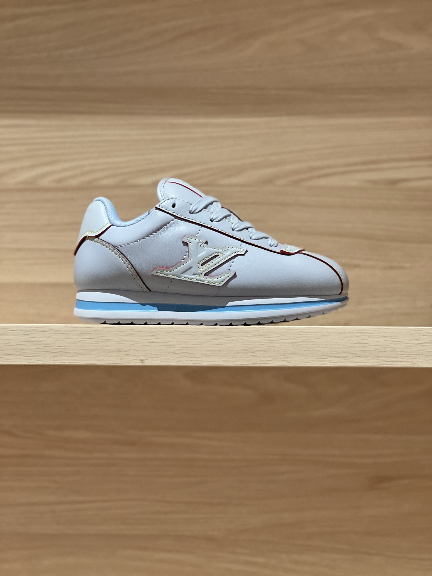 NO:694100,Focus on good quality - top product, light blue real shot - V x Nigo joint model Buttersoft 25fw catwalk model Bread Forrest sneakers original accurate CP!  The shoe shape is infinitely close, and the best product is shipped. The fabric is made of original sheepskin, lining: high-density breathable and comfortable mesh, original TPU outsole, thick outsole 3cm Size: Women's 35-40 (40 customized, non-returnable) Men's 39-46 (46 customized, non-refundable) P Men's 20 Gift box packaging, casual shoes/sports shoes, sneakers, sheepskin19860909专注好品质——顶级出品 浅蓝实拍——V x Nigo 联名款 Buttersoft 25fw 走秀款 面包阿甘运动鞋  原版精准cp！鞋型无限接近,好货出 面料采用原版羊皮皮,内里:高密度透气舒适网布,原版TPU大底,大底厚底3cm  Size: 女款35-40（40订做不退换） 男款39-46（46订做不退换) P 男款20 礼品盒包装配套,休闲鞋/运动鞋,sneakers,sheepskin,Women's Shoes