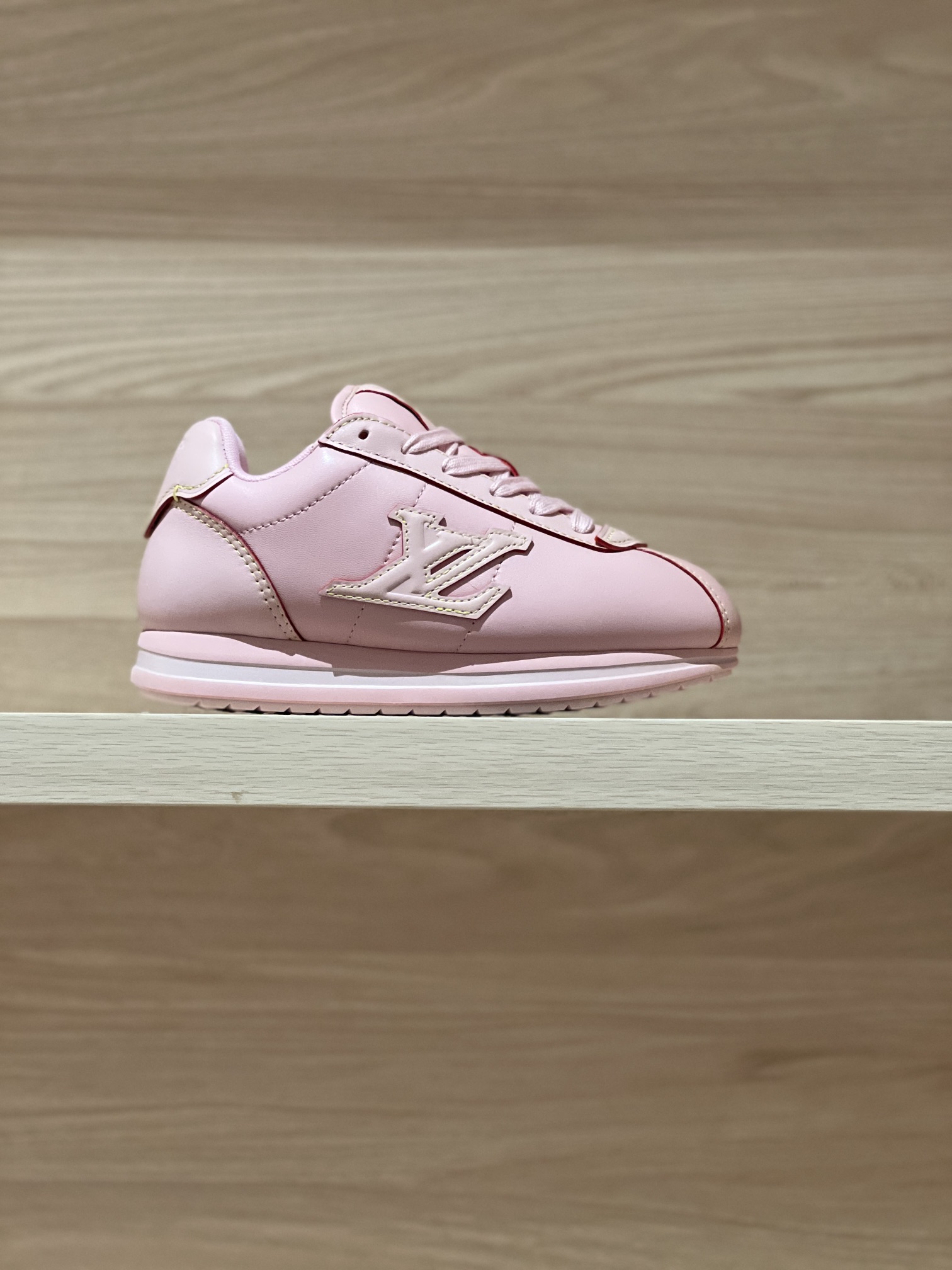 NO:694107,Focus on good quality - top product, pink real shot - V x Nigo joint model Buttersoft 25fw catwalk model Bread Forrest sneakers original accurate CP!  The shoe shape is infinitely close, and the best product is shipped. The fabric is made of original sheepskin, lining: high-density breathable and comfortable mesh, original TPU outsole, thick outsole 3cm Size: Women's 35-40 (40 customized, non-returnable) Men's 39-46 (46 customized, non-refundable) P Men's 20 Gift box packaging, casual shoes/sports shoes, sneakers, sheepskin19860909专注好品质——顶级出品 粉色实拍——V x Nigo 联名款 Buttersoft 25fw 走秀款 面包阿甘运动鞋  原版精准cp！鞋型无限接近,好货出 面料采用原版羊皮皮,内里:高密度透气舒适网布,原版TPU大底,大底厚底3cm  Size: 女款35-40（40订做不退换） 男款39-46（46订做不退换) P 男款20 礼品盒包装配套,休闲鞋/运动鞋,sneakers,sheepskin,Women's Shoes