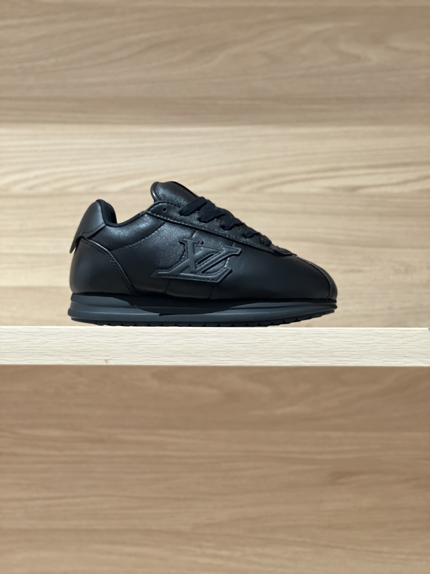 NO:694112,Focus on good quality - top product, real black shot - V x Nigo joint model Buttersoft 25fw catwalk model Bread Forrest sneakers original accurate CP!  The shoe shape is infinitely close, and the best product is shipped. The fabric is made of original sheepskin, lining: high-density breathable and comfortable mesh, original TPU outsole, thick outsole 3cm Size: Women's 35-40 (40 customized, non-returnable) Men's 39-46 (46 customized, non-refundable) P Men's 20 Gift box packaging, casual shoes/sports shoes, sneakers, sheepskin19860909专注好品质——顶级出品 黑色实拍——V x Nigo 联名款 Buttersoft 25fw 走秀款 面包阿甘运动鞋  原版精准cp！鞋型无限接近,好货出 面料采用原版羊皮皮,内里:高密度透气舒适网布,原版TPU大底,大底厚底3cm  Size: 女款35-40（40订做不退换） 男款39-46（46订做不退换) P 男款20 礼品盒包装配套,休闲鞋/运动鞋,sneakers,sheepskin,Women's Shoes