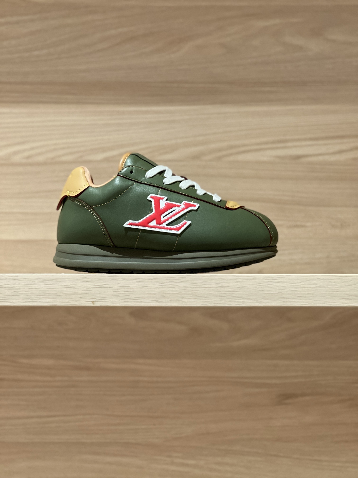 NO:694119,Focus on good quality - top products, green real shots - V x Nigo joint model Buttersoft 25fw catwalk model Bread Forrest sneakers original accurate CP!  The shoe shape is infinitely close, and the best product is shipped. The fabric is made of original sheepskin, lining: high-density breathable and comfortable mesh, original TPU outsole, thick outsole 3cm Size: Women's 35-40 (40 customized, non-returnable) Men's 39-46 (46 customized, non-refundable) P Men's 20 Gift box packaging, casual shoes/sports shoes, sneakers, sheepskin19860909专注好品质——顶级出品 绿色实拍——V x Nigo 联名款 Buttersoft 25fw 走秀款 面包阿甘运动鞋  原版精准cp！鞋型无限接近,好货出 面料采用原版羊皮皮,内里:高密度透气舒适网布,原版TPU大底,大底厚底3cm  Size: 女款35-40（40订做不退换） 男款39-46（46订做不退换) P 男款20 礼品盒包装配套,休闲鞋/运动鞋,sneakers,sheepskin,Women's Shoes
