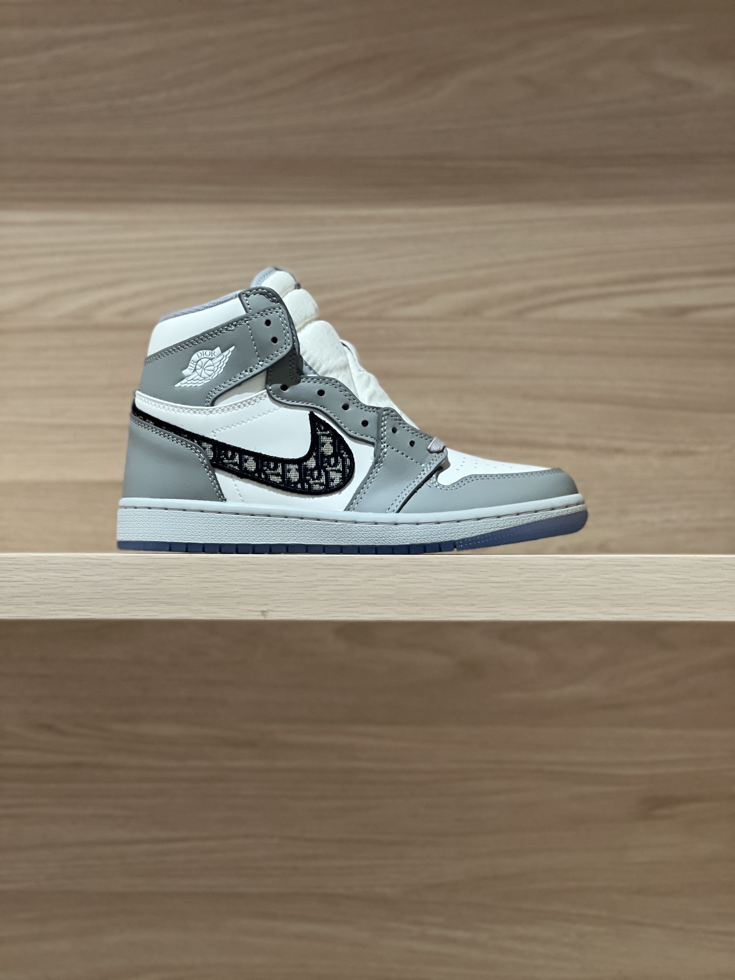 Dior 高帮 —— Dior x AJ 1联名款运动鞋
